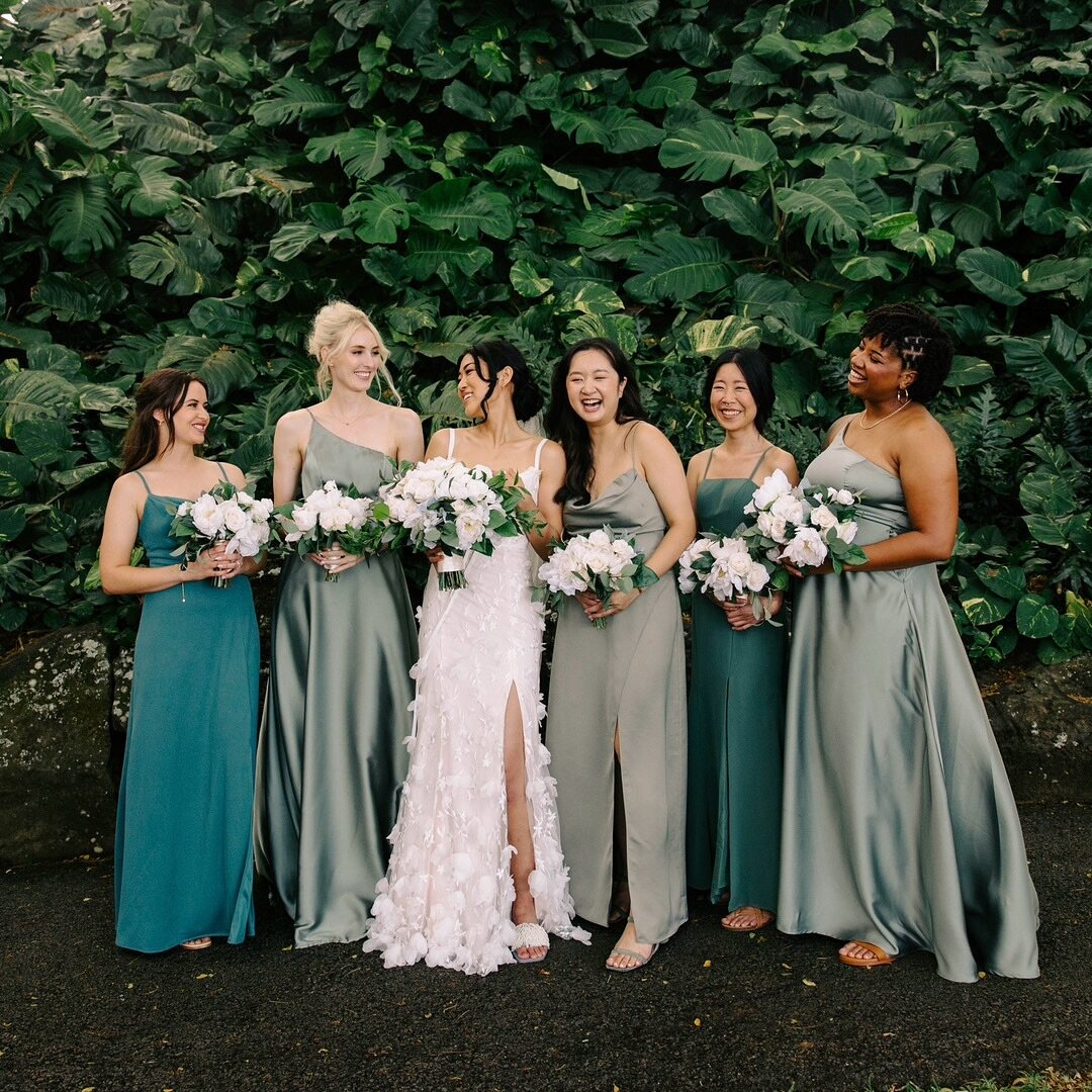 Bc this gorgeous bridal party with their mismatched- but all within the same color scheme, bridesmaid dresses needed another post