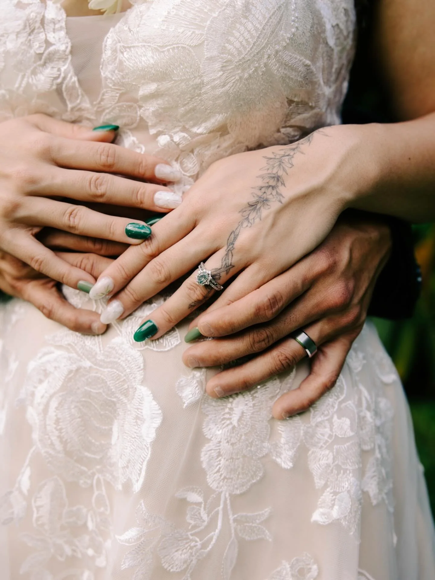 All in the details✨

#oahuweddingphotographer
#hawaiiweddingphotographer #haikugardens #haleiwajoeshaiku #dleilaniringshots