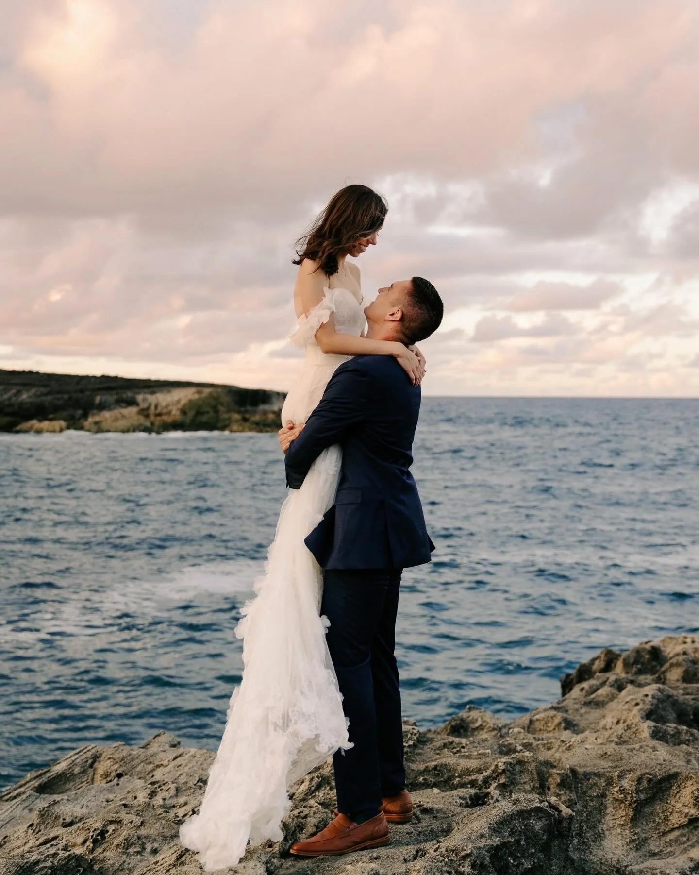 Moments like this are why I&rsquo;ll never get over photographing love 

#hawaiiweddingphotographer #oahuweddingphotographer #hawaiiintimateweddingphotographer #hawaiielopementphotographer #oahuelopementphotographer 

Hawaii wedding photographer capt