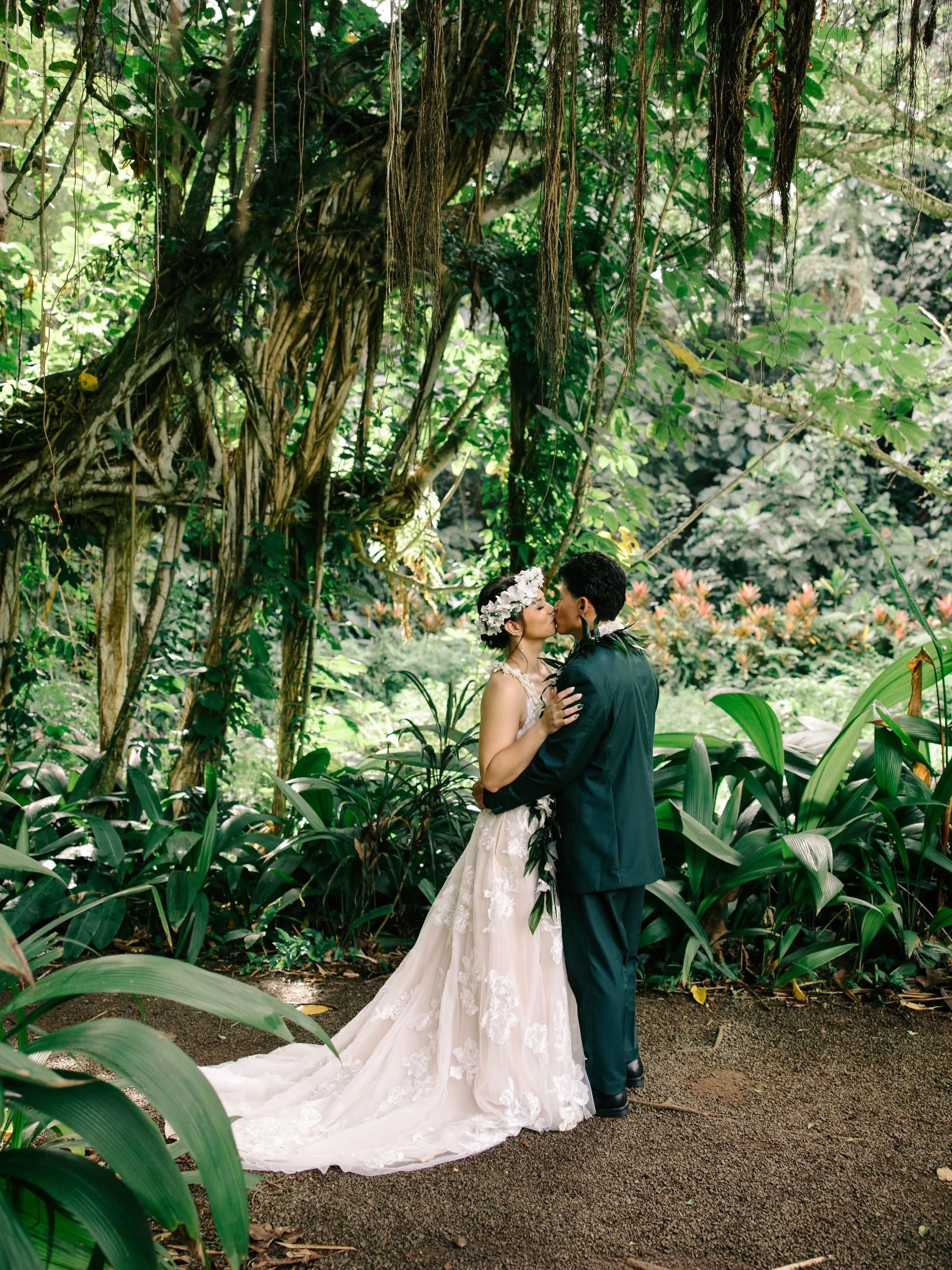 The perfect day and backdrop🌿

#hawaiiweddingphotographer #oahuweddingphotographer #hawaiiintimateweddingphotographer #hawaiielopementphotographer #haikugardens