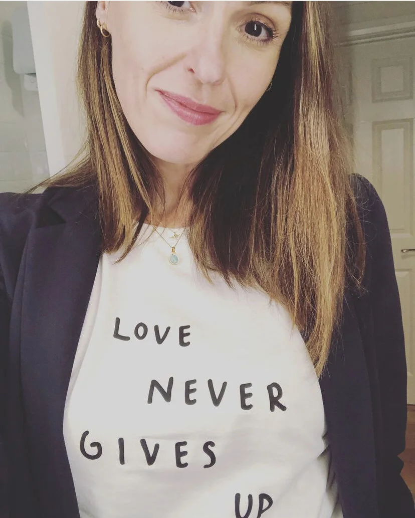 LOVE NEVER GIVES UP - T-shirt
