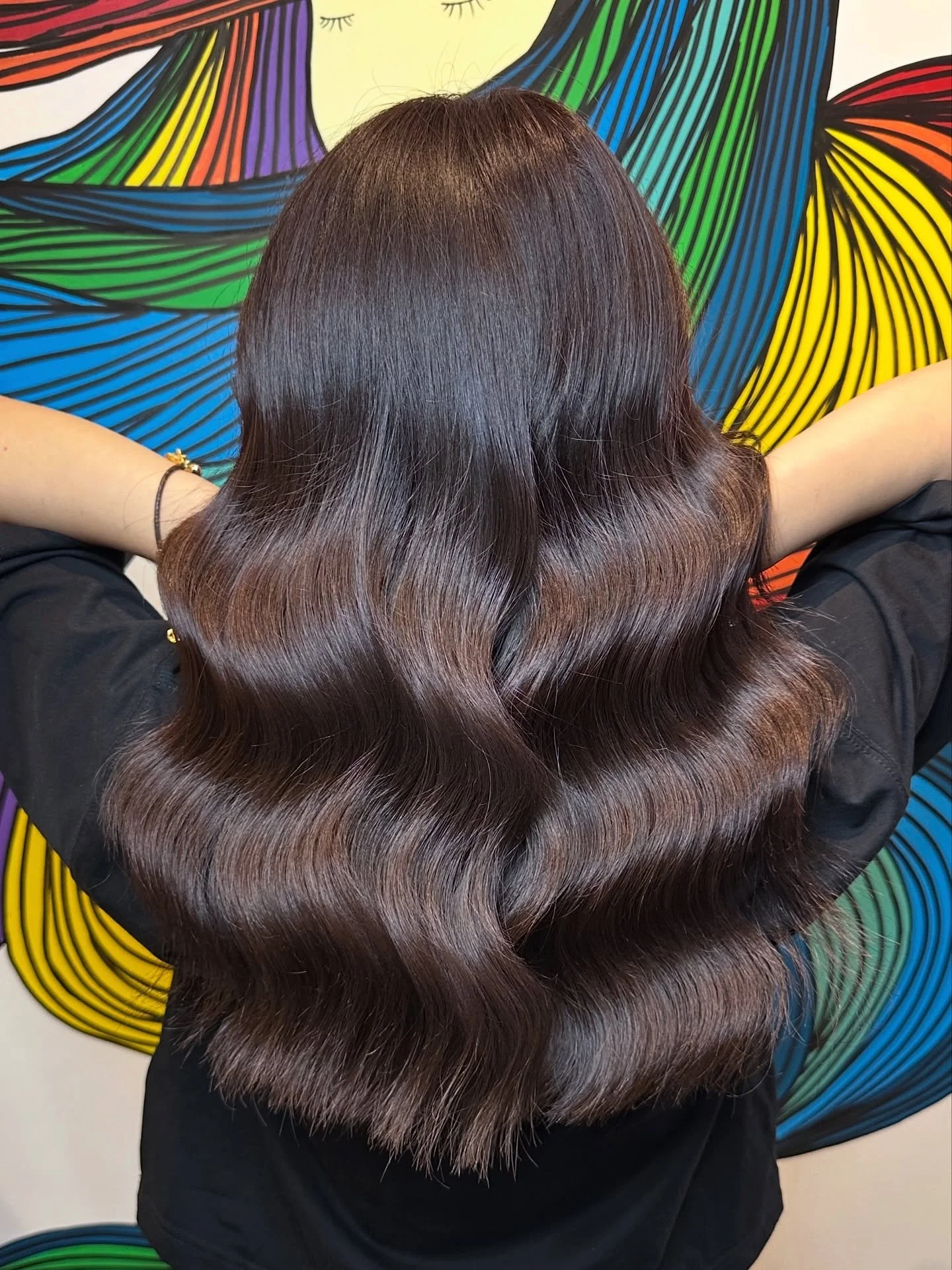 The ends were so dry, even the horses got hungry. 🐴😂 Jokes aside&hellip; From a grown out balayage to now a GLOSSY, Sleek Chocolate Brunette. ✨🍫😍 

Cut/Colour by @hairbyhungtran 
Colour Assist by @simmyatelier 

Roots: 7/1 + 6/9% (1+1) Kolestan
M