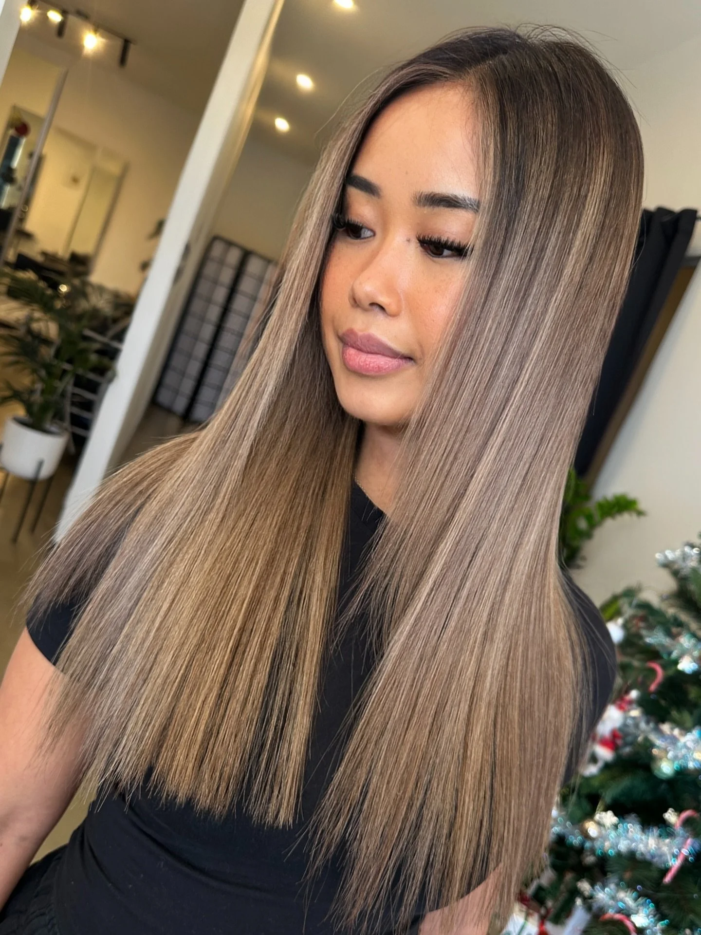 Subtle REVERSE BALAYAGE. We brighten the hairline to refreshen the money piece and added lowlights to create depth within the colour. 😍✨❤️

Cut/Colour by @hairbyhungtran 
Colour Assist by @simmyatelier 

#adelaidehairsalon #blowitsahairthing #adelai