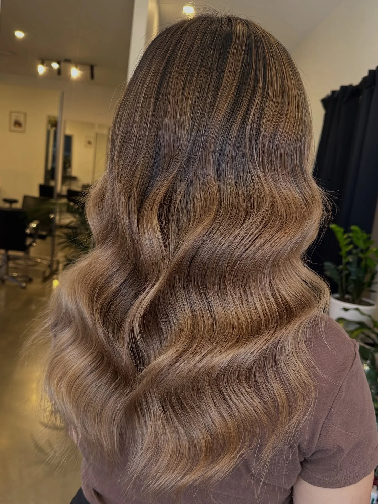 You&rsquo;d never believe the transformation looking at the before and after shot. Bringing life back to something that once felt soulless. ❤️😍👌

Cut/Colour by @hairbyhungtran 
Assist by @simmyatelier 

#adelaidehairsalon #blowitsahairthing #adelai