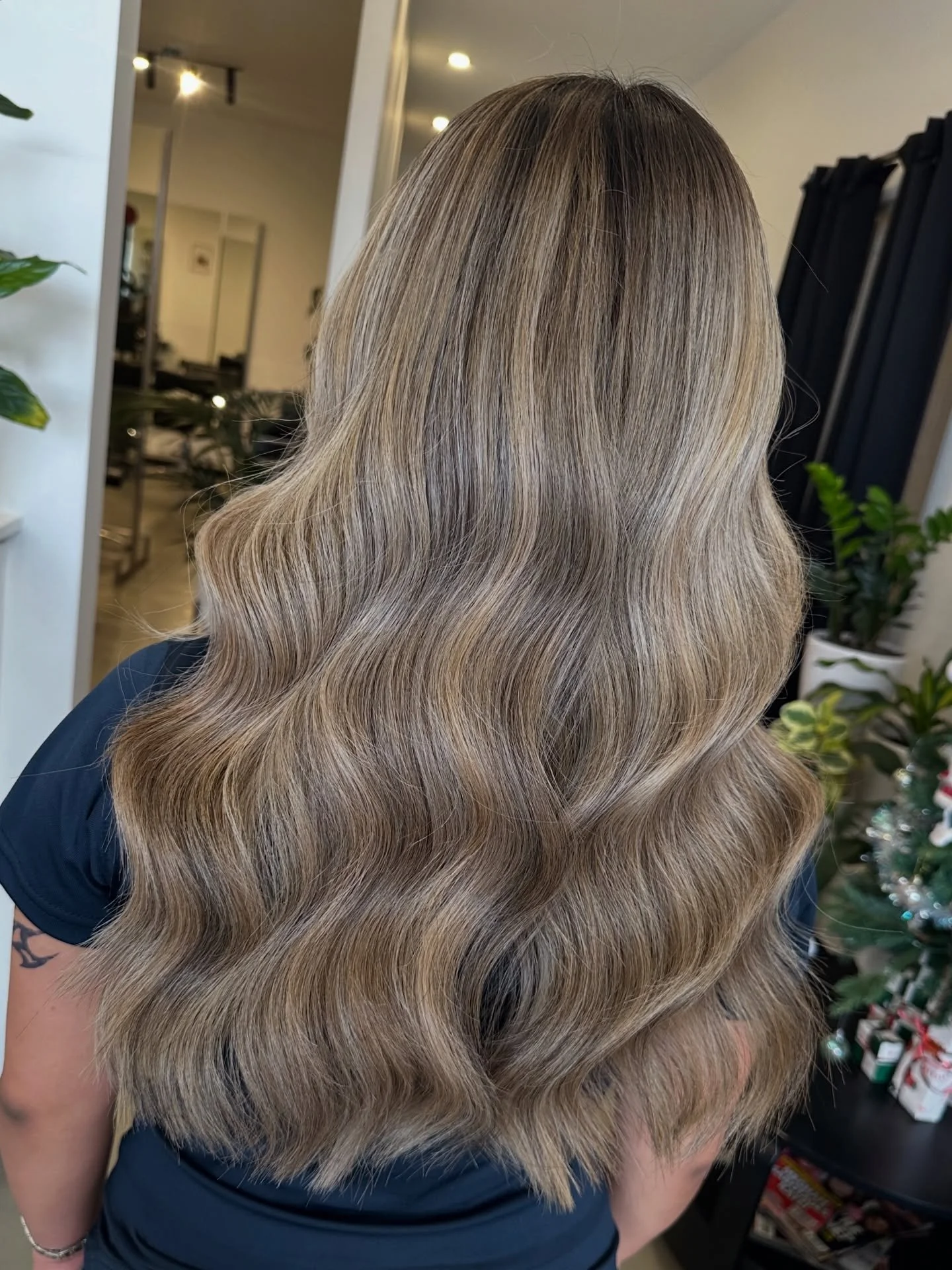 Blondes done right. Beautiful BEIGEY creamy blondes for summer. Loving the multi dimensions flowing through the hair. ✨😍👌

Cut/Colour by @hairbyhungtran 
Colour Assist by @simmyatelier 

#adelaidehairsalon #blowitsahairthing #adelaide #hairsalon #a