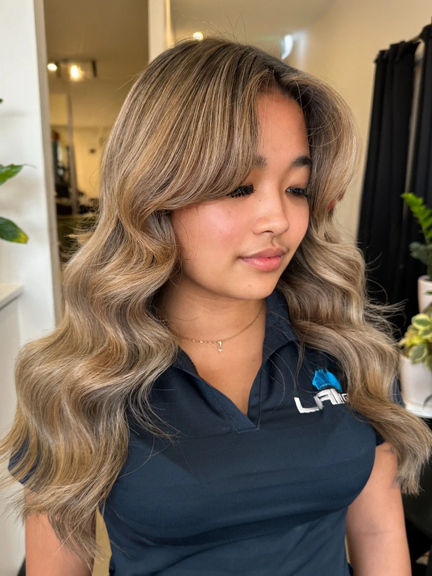 When lightening hair, achieving the desired colour on the first attempt is crucial, especially with a healthy base and virgin hair. Multiple sessions can lead to excessive overlapping and bleaching, causing brittle hair. Choose your stylist wisely. ❤
