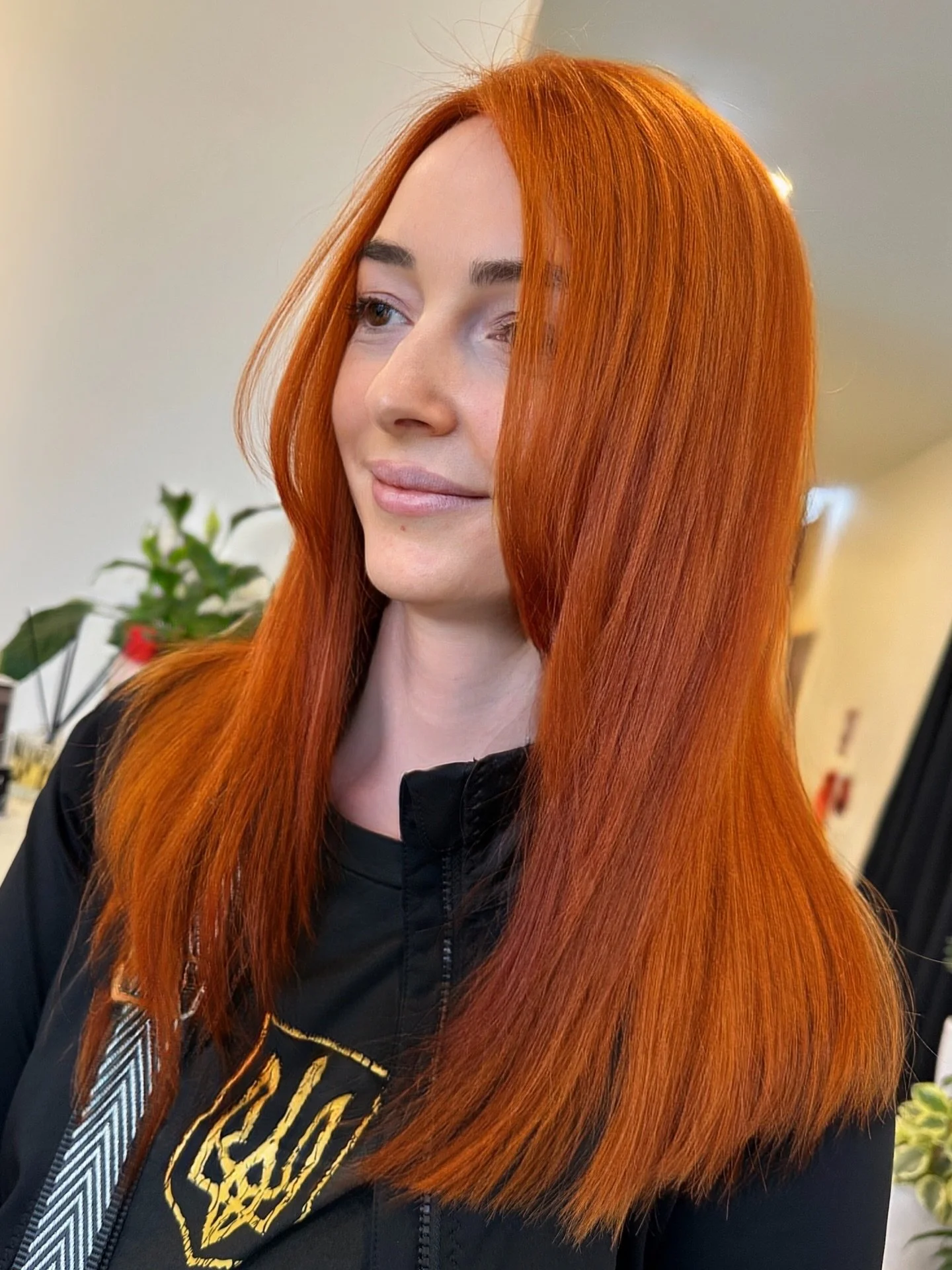 When bleaching Henna-treated hair, caution is key as results can be unpredictable. The hair swells, generating significant heat. Despite the risk, the outcome was well worth it. 💕🥰

Colour/Cut by @hairbyhungtran 

#blowitsahairthing #kilkenny #adel