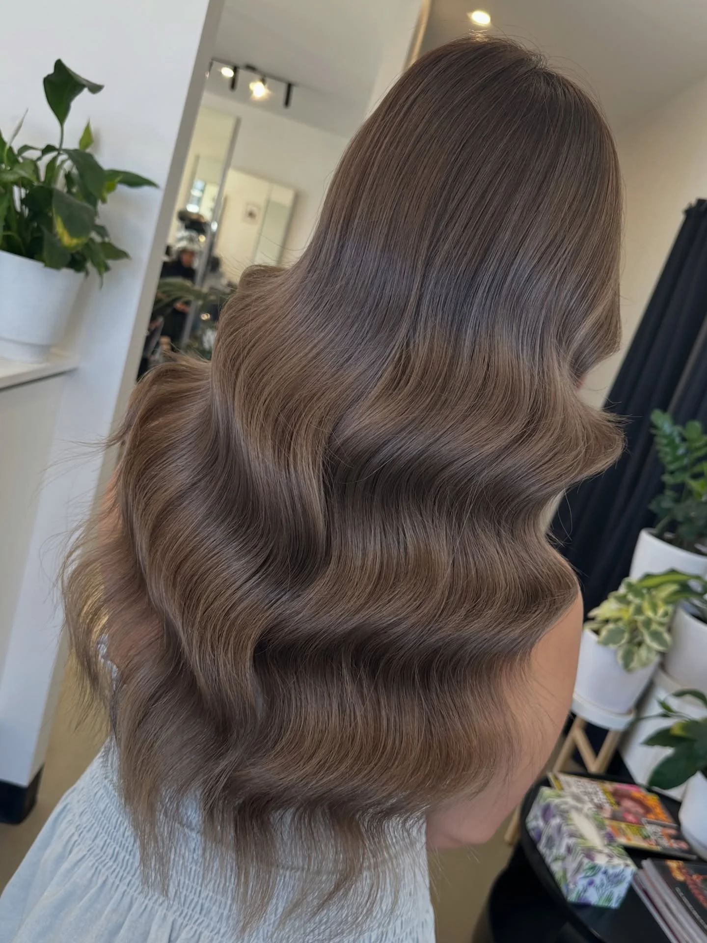 MUSHROOM BRONDES. Looking for a colour that subtle however slowly changes colour over time? This is your calling. 👌❤️ Save this INSPO now. ✨

Cut/Colour by @hairbyhungtran 

#blowitsahairthing #kilkenny #adelaidecolourist #adelaidesalon #hairbyhungt