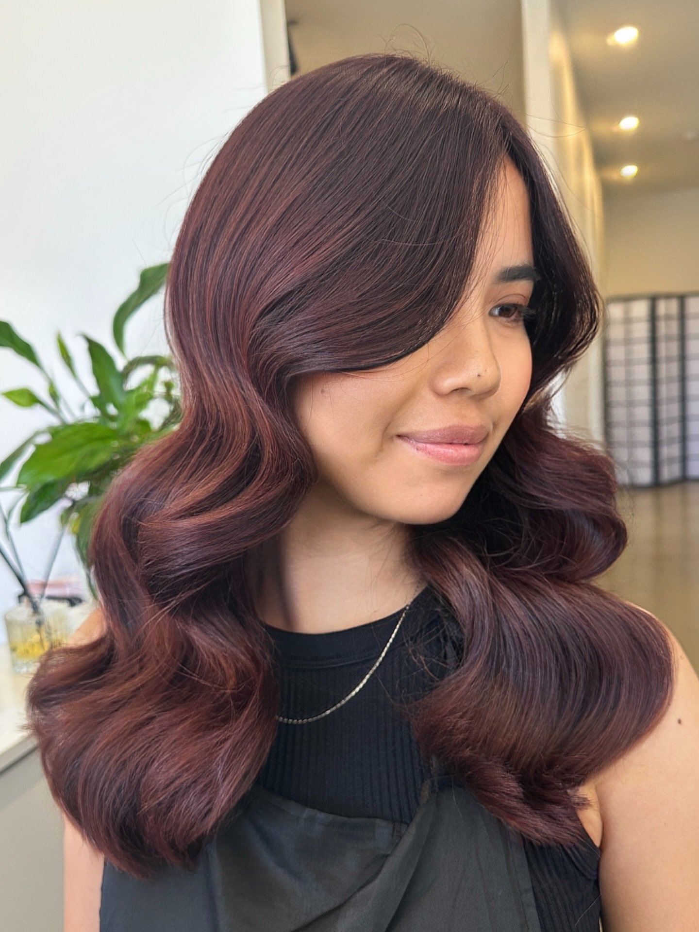 From BLONDE highlights to a beautiful mahogany brown. 🥰💕 Why not take a step back from damaged dry ends, give your hair a break and embrace the shine. ✨🤩

Colour/Style by @hairbybillieclark 

#adelaidehairsalon #blowitsahairthing #kilkenny #adelai