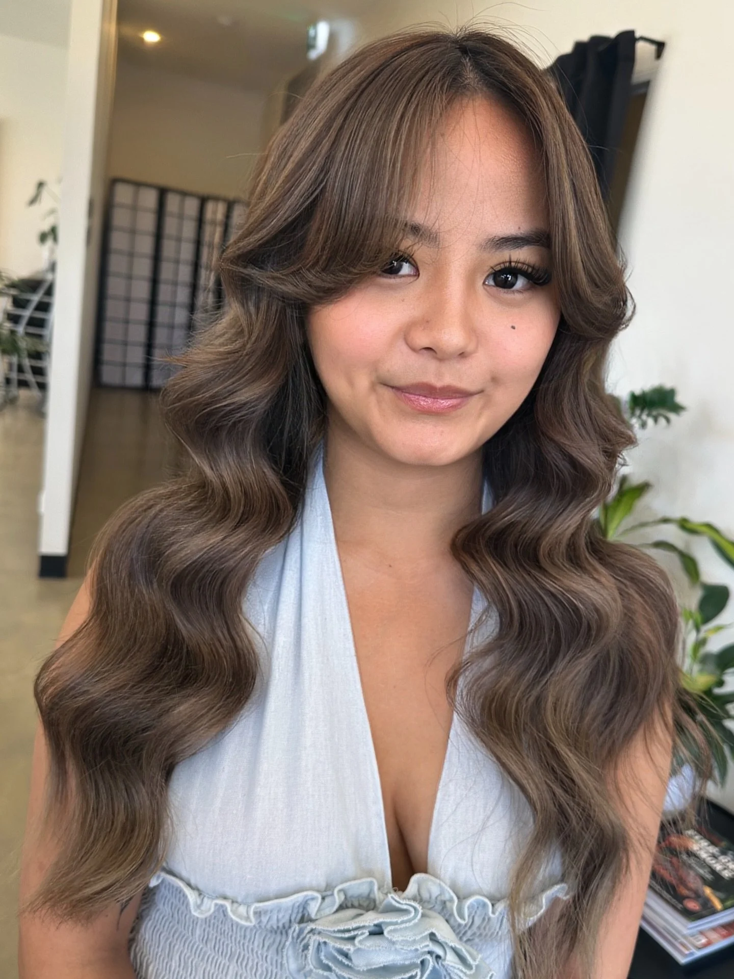 Mocha Latt&eacute; - low-maintenance shade often achieved through balayage to create a multi-dimensional. It suits various skin tones, offering warmth and shine to create a cozy, coffee-inspired look. ☕️❤️😘

Cut/Colour by @hairbyhungtran 

#blowitsa