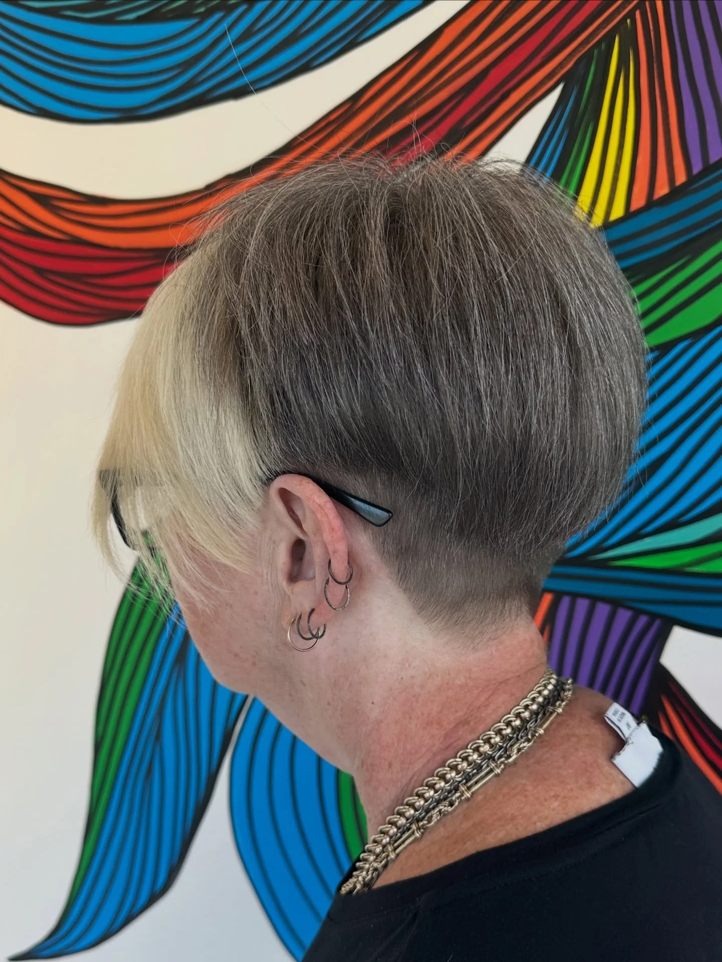 A disconnected BIXIE cut. Bixie - Bob/Pixie, Yes we made it up. ❤️🤩✂️

Cut by @simmyatelier 

#adelaidehairsalon #blowitsahairthing #kilkenny #adelaidecolourist #adelaidesalon
