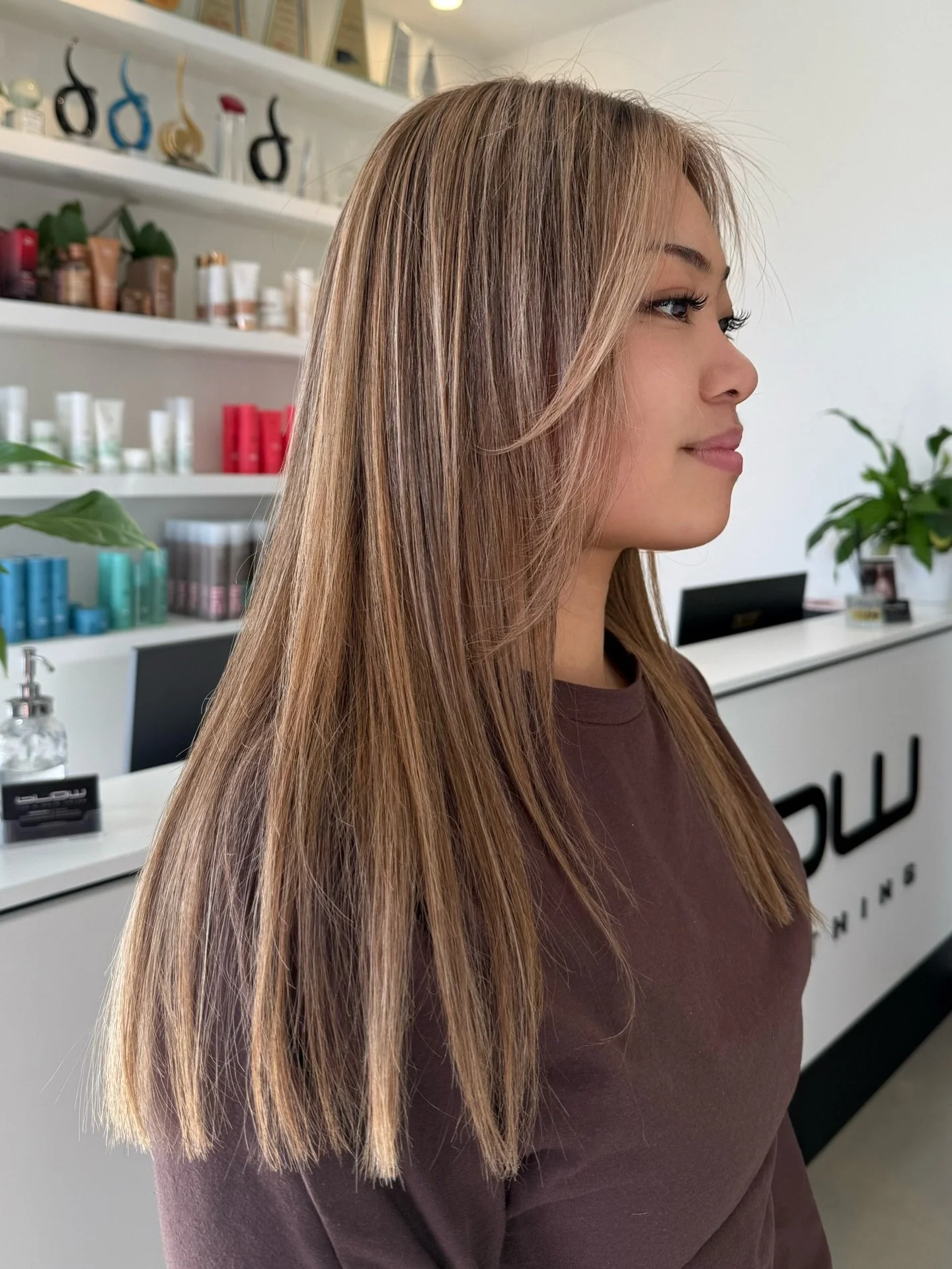 Not everyone suits cooler hues. We love or put it simply OBSESSED with creamy HONEY Asian Blondes. More richness, depth and shine. 😍💕

Cut/Colour by @hairbybillieclark 

#adelaidehairsalon #blowitsahairthing #kilkenny #adelaidecolourist #adelaidesa