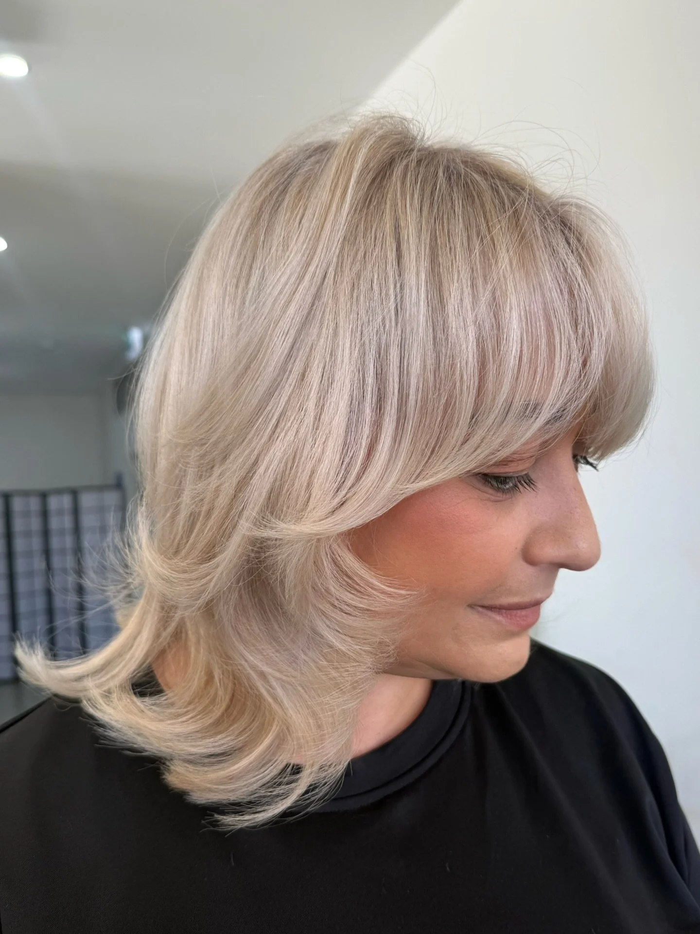 Platinum perfection! Serving Sabrina Carpenter looks. 🫶❤️ Soft, gorgeous blonde blend, love it!

Colour by @hairbybillieclark 
Cut/Blowdry by @hairbyhungtran 

#blowitsahairthing #kilkenny #adelaidecolourist #adelaidesalon #hairbyhungtran
