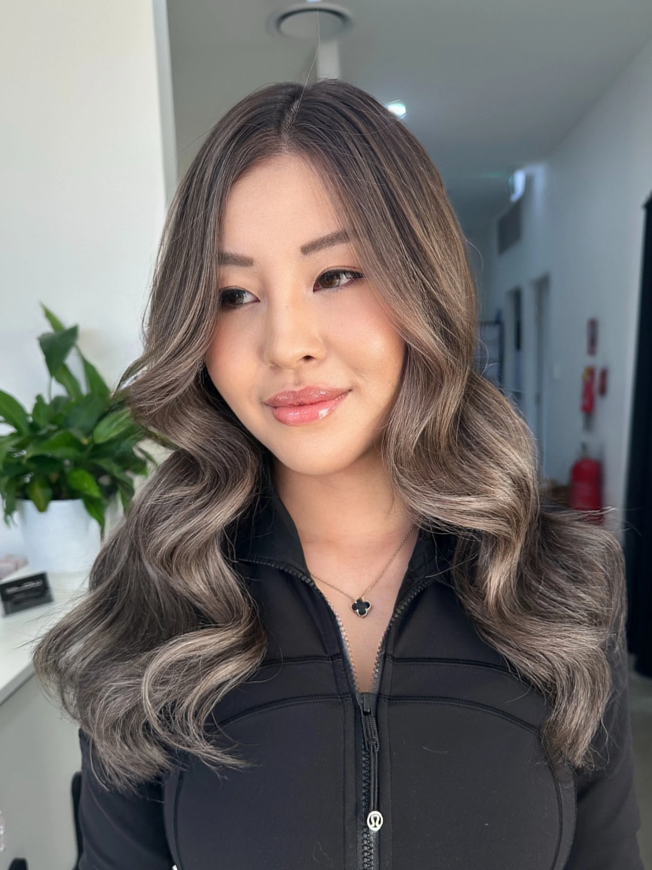 Nothing more rewarding than when a client shows a colour inspo and you exceed their expectations. 🥰❤️🙏 

Cut/Colour by @hairbyhungtran 

#blowitsahairthing #kilkenny #adelaidecolourist #adelaidesalon #hairbyhungtran