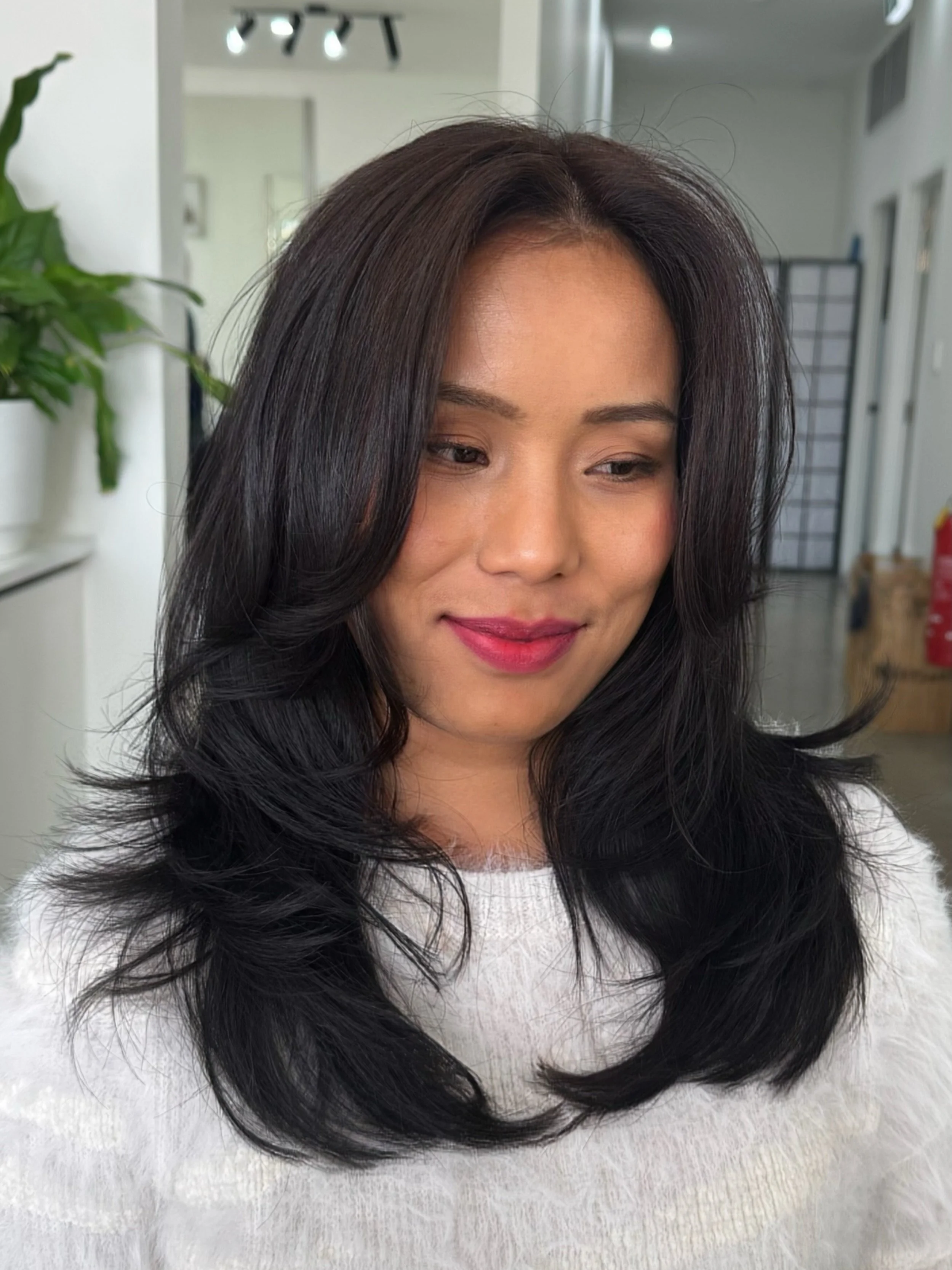 Sometimes very long hair can be weighty and appears limp. Why not cut it shorter? ✂️Cheers to this gorgeous cut complimented with a bouncy blowdry. ✨🤩❤️

Cut/Style by @ilahabeautyy 

#adelaidehairsalon #blowitsahairthing #kilkenny #adelaidecolourist