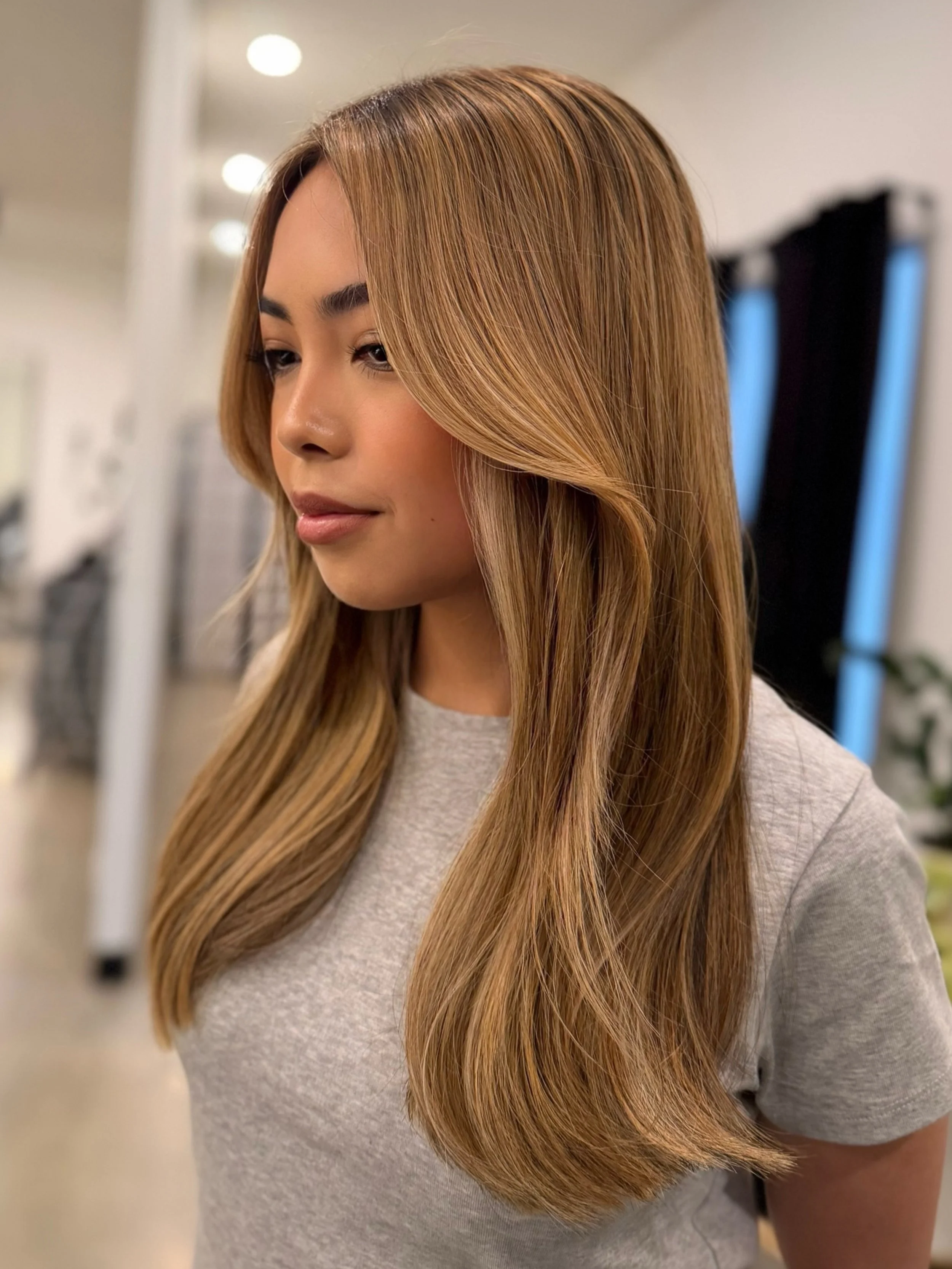Who says blondes have more fun? Honey blondes definitely give them a run for their money! We warmed up this gorgeous blonde with rich golden tones to brighten these cold winter mornings, and the result speaks for itself. 😍❤️

Would you make the swit