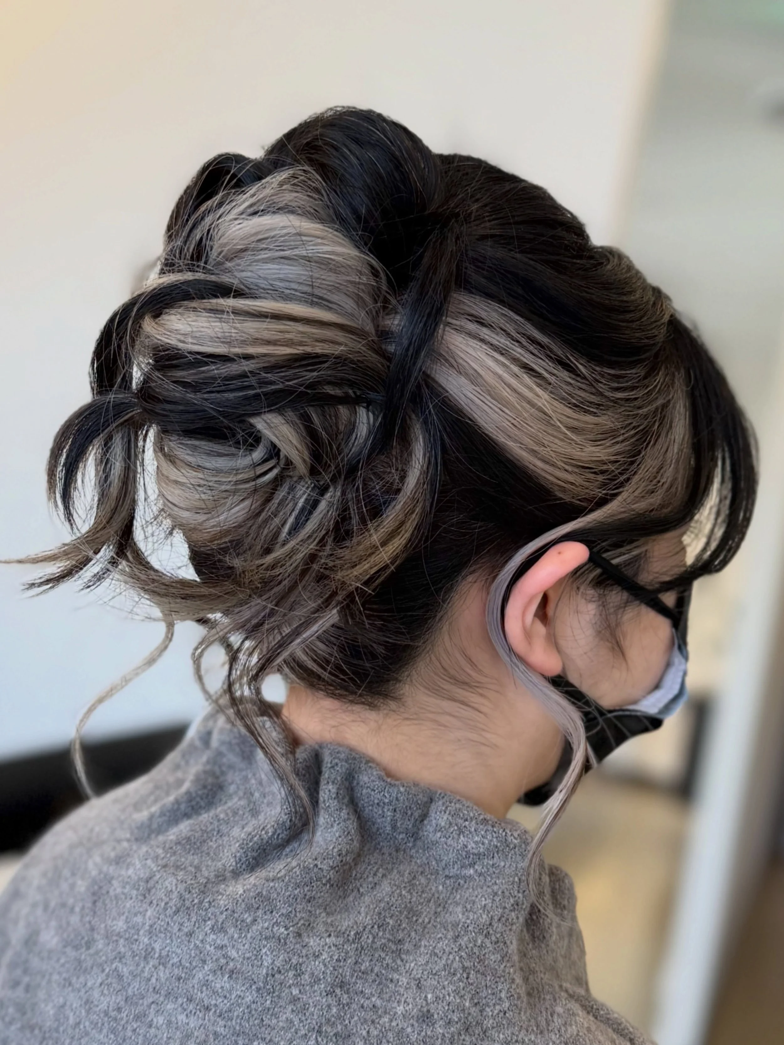 Another SLAY by our stylist, Vee. 🔥✨ Who says peekaboo colours are meant to stay hidden? Throw your hair up for a special event and suddenly... everyone is doing a double take. 😍 We are absolutely obsessed with this pop of colour!

Style/Colour by 
