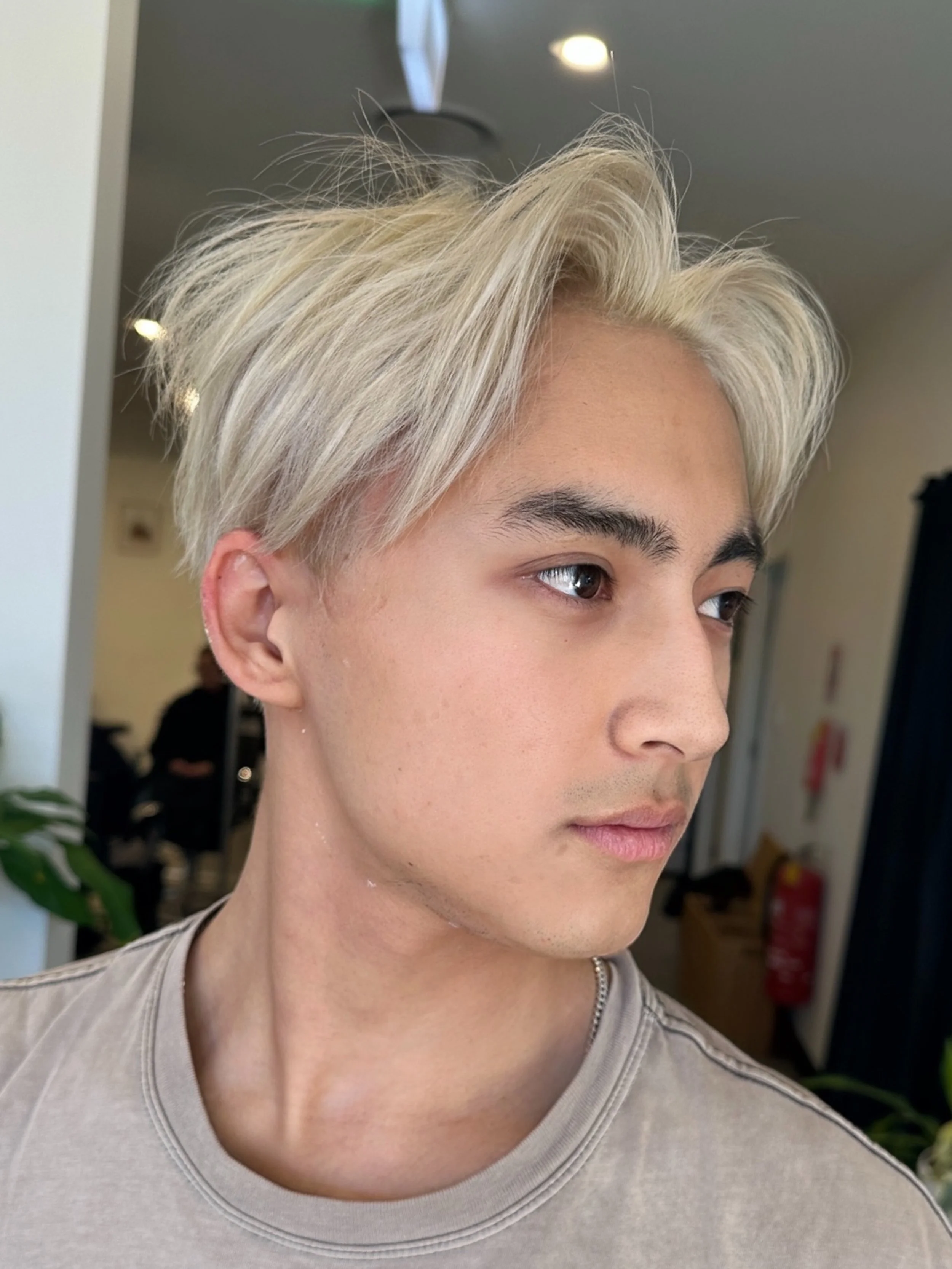 K-POP called&hellip; they want their idol back. 🎤✨ From black to blonde with an incredibly clean lift, this transformation is on another level. So proud of our boy Matthew for absolutely nailing it! 💪🤩❤️

Colour by @simmyatelier 
Colour Assist &am