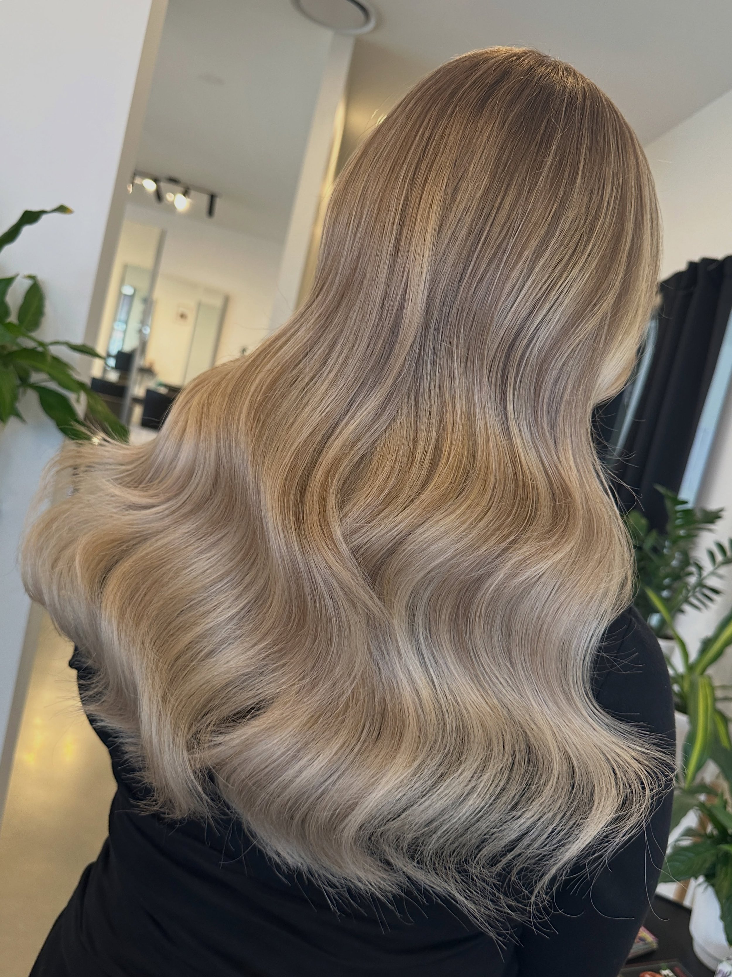 This gorgeous BUTTERY BLONDE was the goal, and we couldn&rsquo;t be more obsessed with the result. Behind every incredible transformation is a team of passionate stylists working together to create something special. 🤍✨

Cut/Colour by @hairbyhungtra