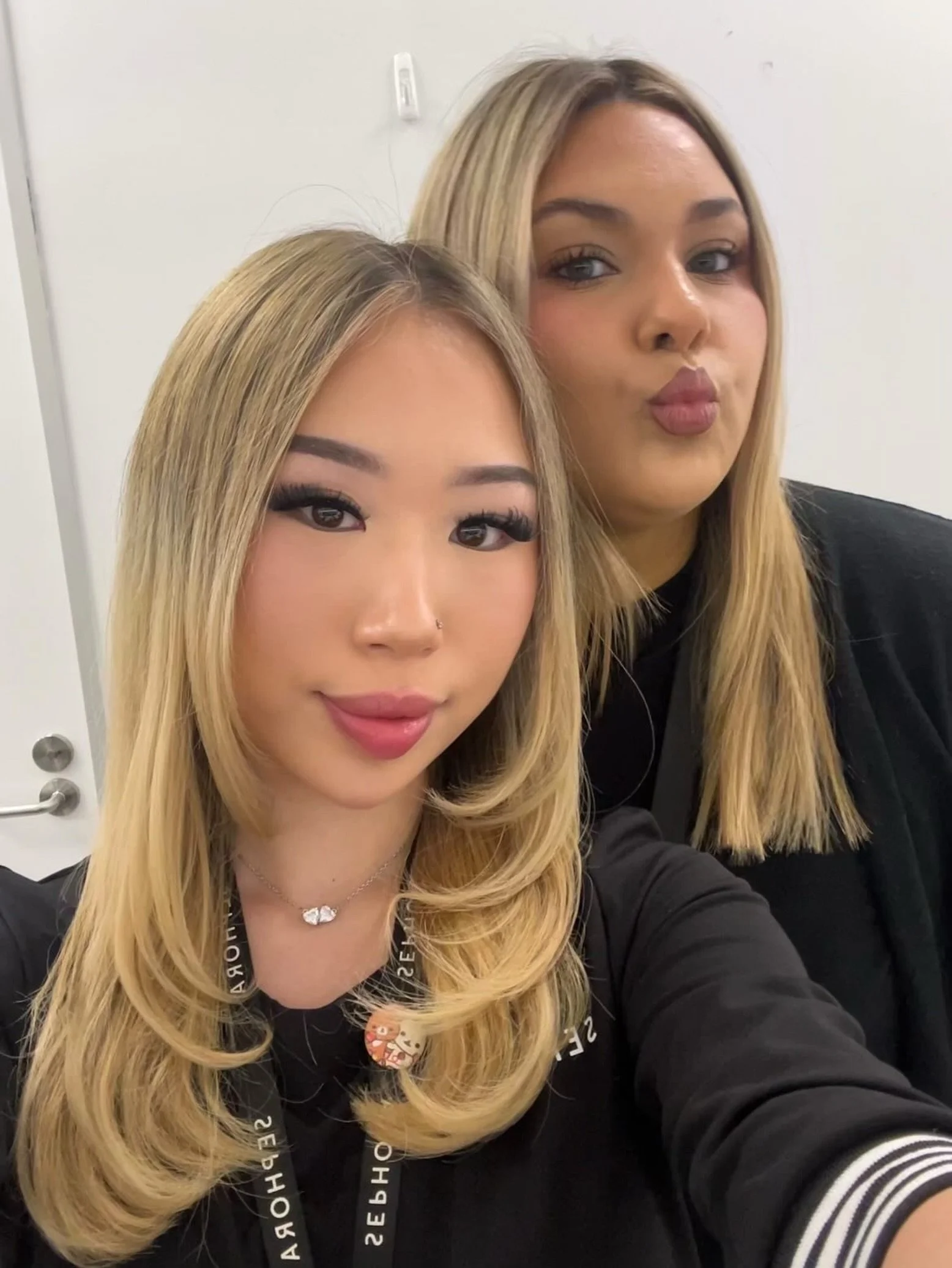 Two friends. One hairdresser. Endless blonde goals. 🤍✨ Safe to say they&rsquo;re absolutely rocking their badass blonde era. Who wore it better? (Don&rsquo;t make us choose. 😂)

Cut/Colour by @hairbyhungtran 
Colour Assist by @simmyatelier @ilahabe