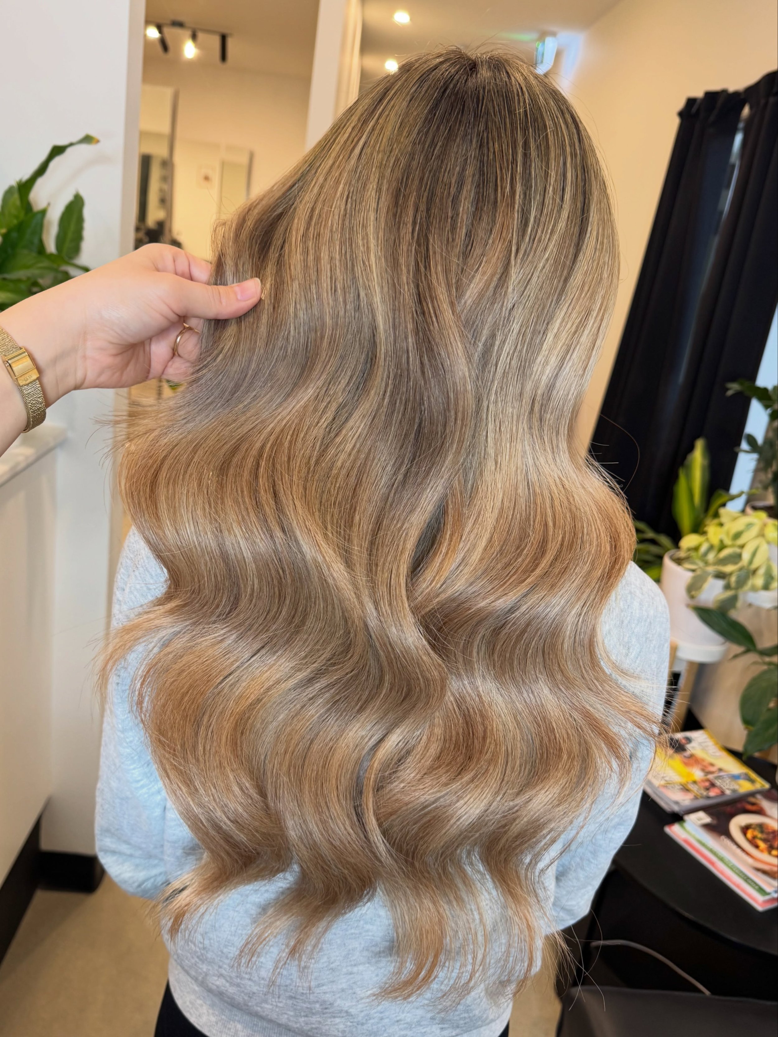 Two talented stylists. One stunning result. ✨ When the ultimate duo teams up, magic happens. This creamy dimensional beigey blonde is the perfect balance of softness, brightness and depth. Safe to say... we&rsquo;re obsessed. 🤍😍

Cut/Blowdry by @th