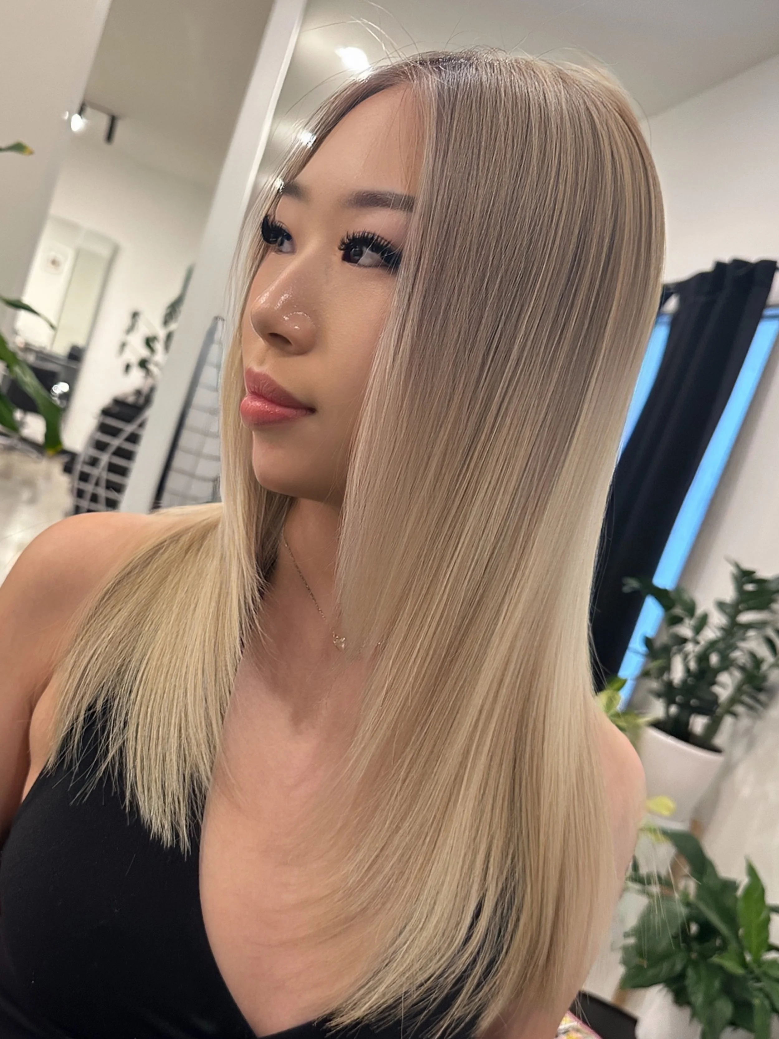 Sometimes, you have to risk it for the biscuit. 🫶✨ With careful planning and precise application, we achieved this transformation with literally no breakage. Instead of traditional weaves, we chose a balayage with almost back to back splices to crea