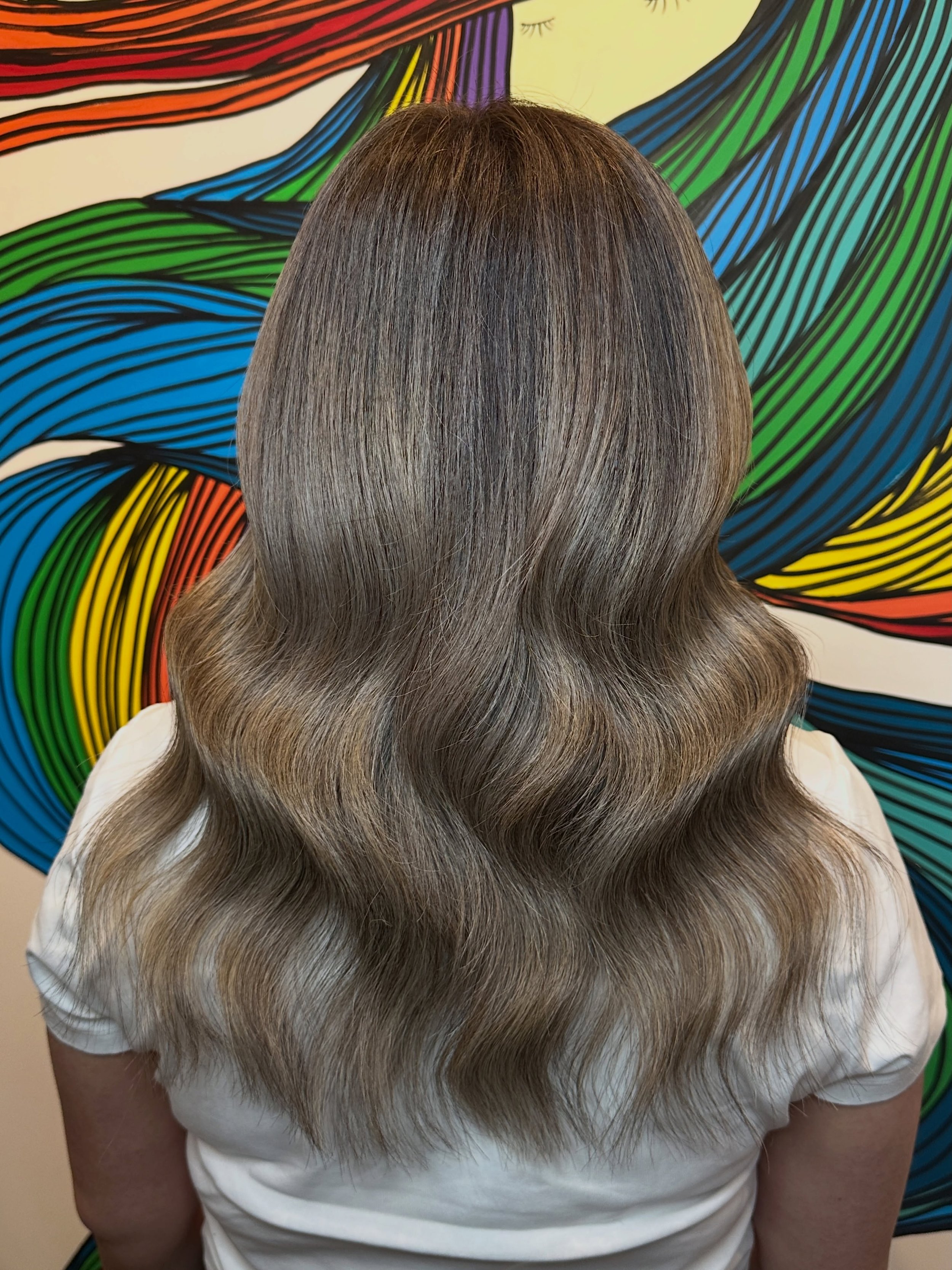 here&rsquo;s just something about a BEIGEY BLONDE that never goes out of style. 🤍 Soft, glossy, silky and effortlessly beautiful. The kind of hair that catches the light from every angle and makes you feel amazing walking out of the salon. Happy wee