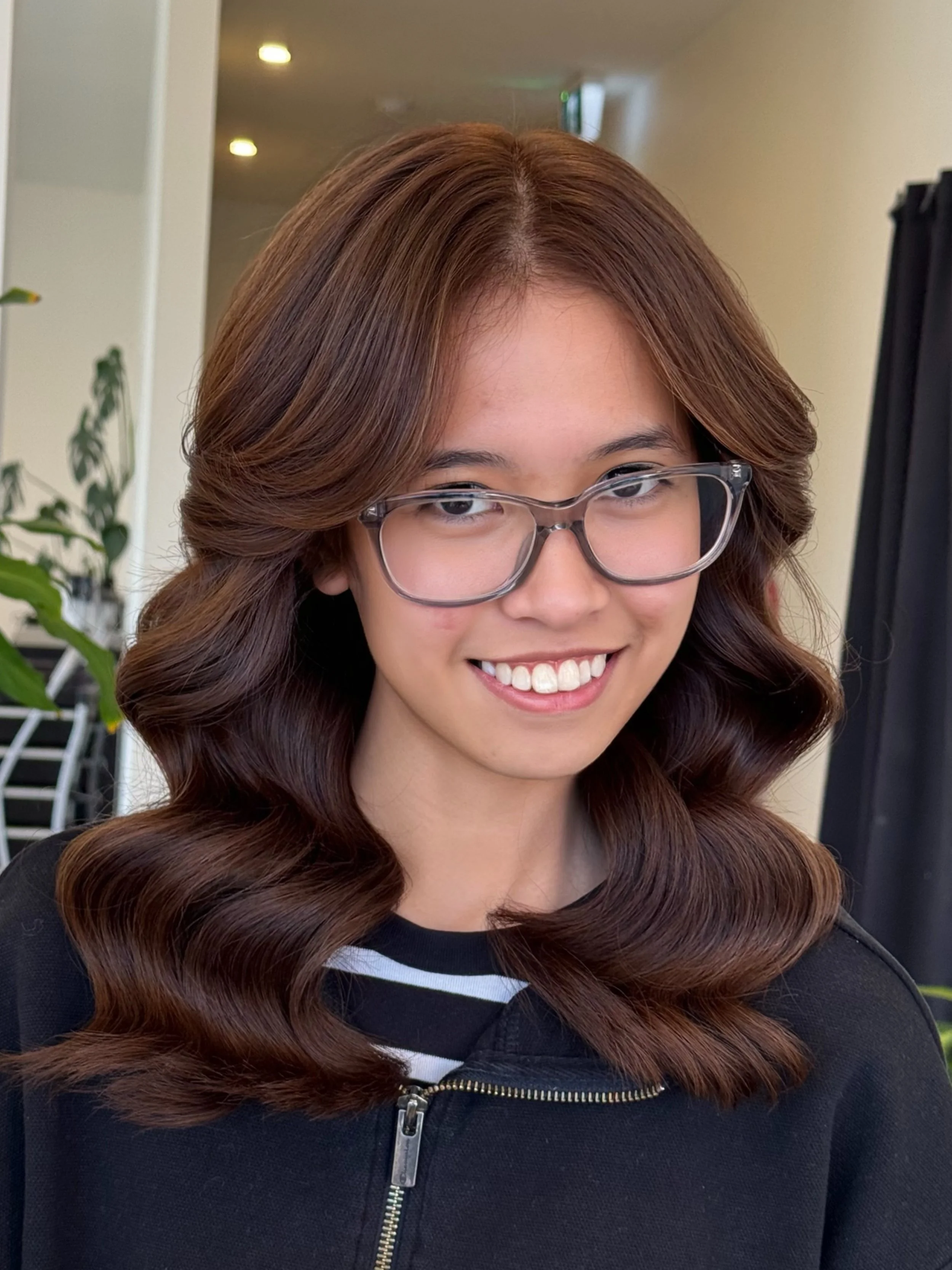 CHOCOLATE BROWN 🤎

Not every transformation needs to be brighter. Sometimes, going richer is the best decision. Instead of our usual balayage, we opted for an all-over warm chocolate brown to create maximum shine, depth, and the appearance of health