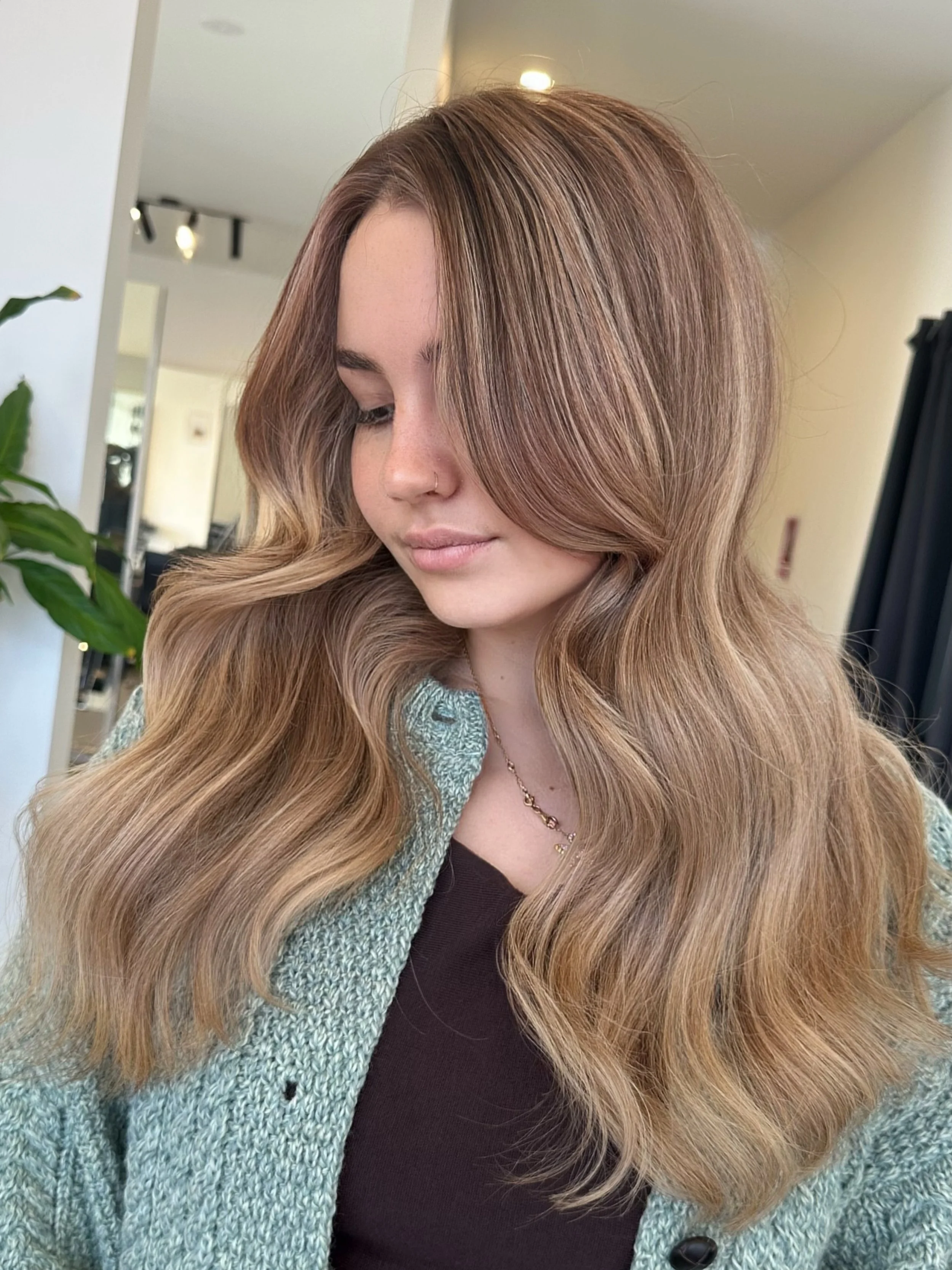MUSHROOM BRONDE // This one has been a few sessions in the making! 🤎

We&rsquo;ve been slowly moving away from the compact, heavily highlighted look and finally took the leap to introduce lowlights, depth and dimension. The result? A gorgeous, cream