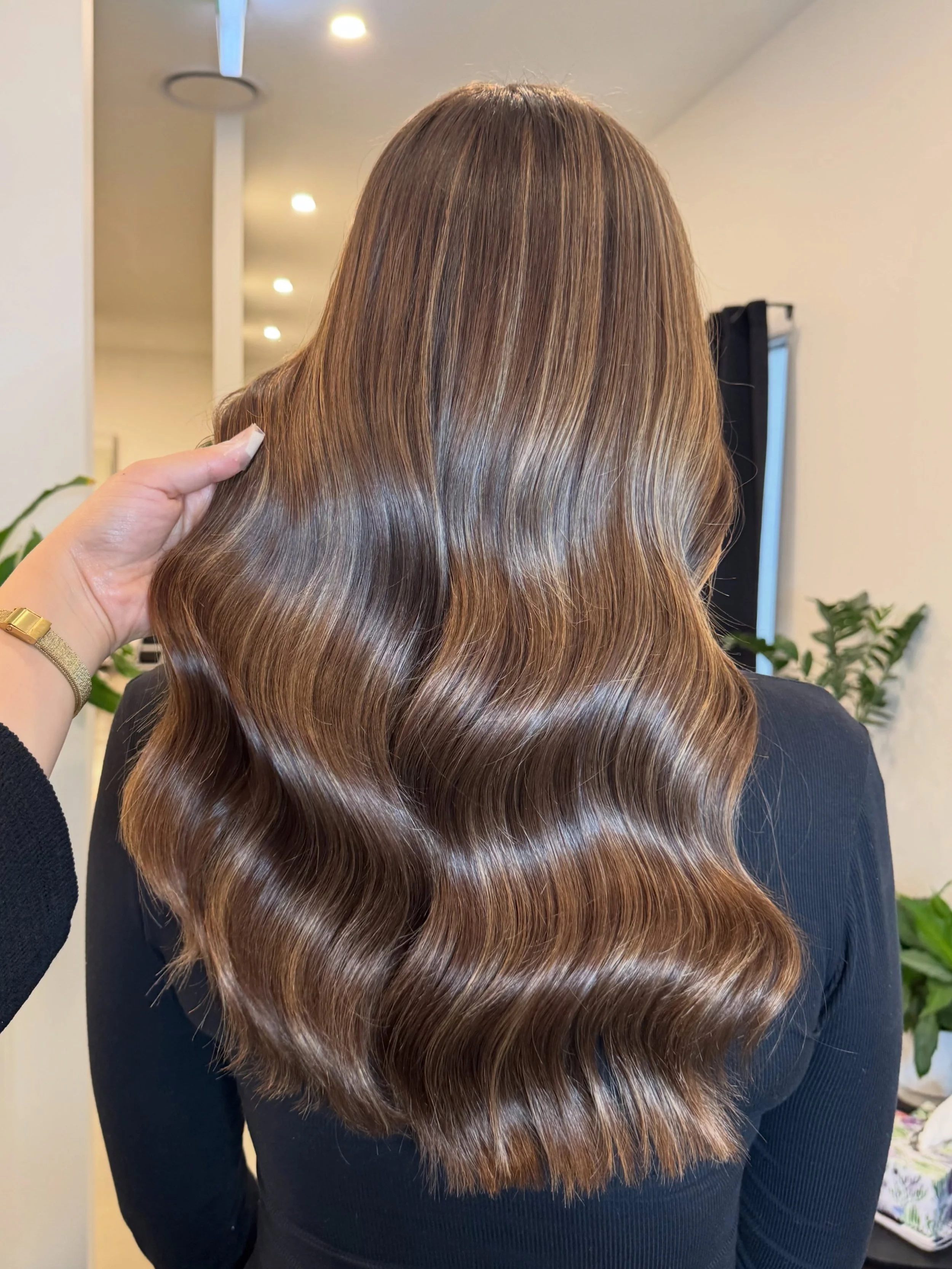 That shine is UNREAL. ✨🤎

Creating a soft, subtle BEIGEY BALAYAGE using minimal foils to keep the colour beautifully blended, dimensional and effortlessly lived-in. Sometimes, less really does create more. 🫶✨

Healthy hair, gorgeous dimension and t