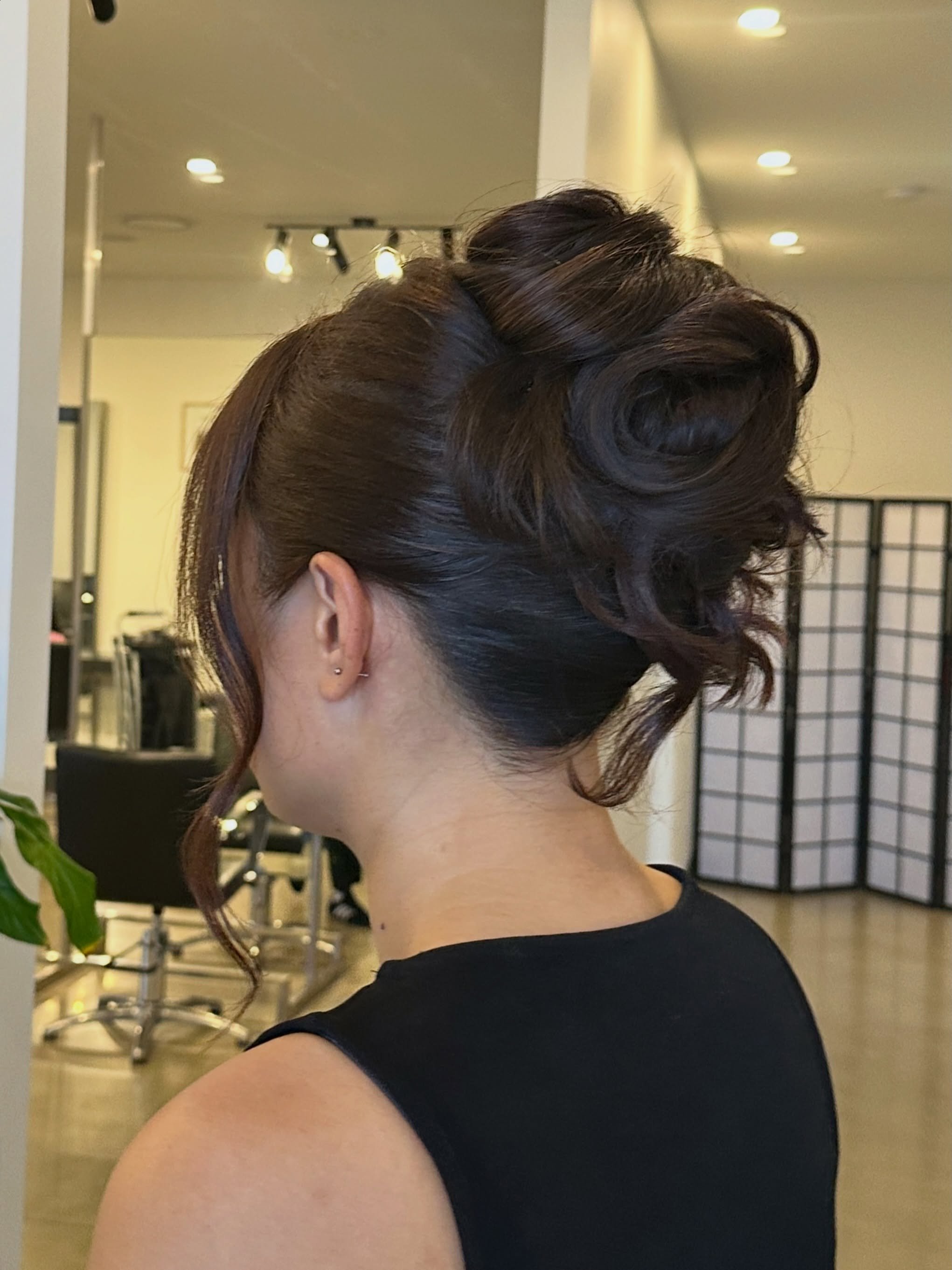 EVENT STYLING? ✨👑 Our styling queen, Vee, has got you covered.

From structured and polished to loose, effortless and sleek, she knows exactly how to create the perfect balance for any occasion. Whether it&rsquo;s a wedding, formal, birthday or just