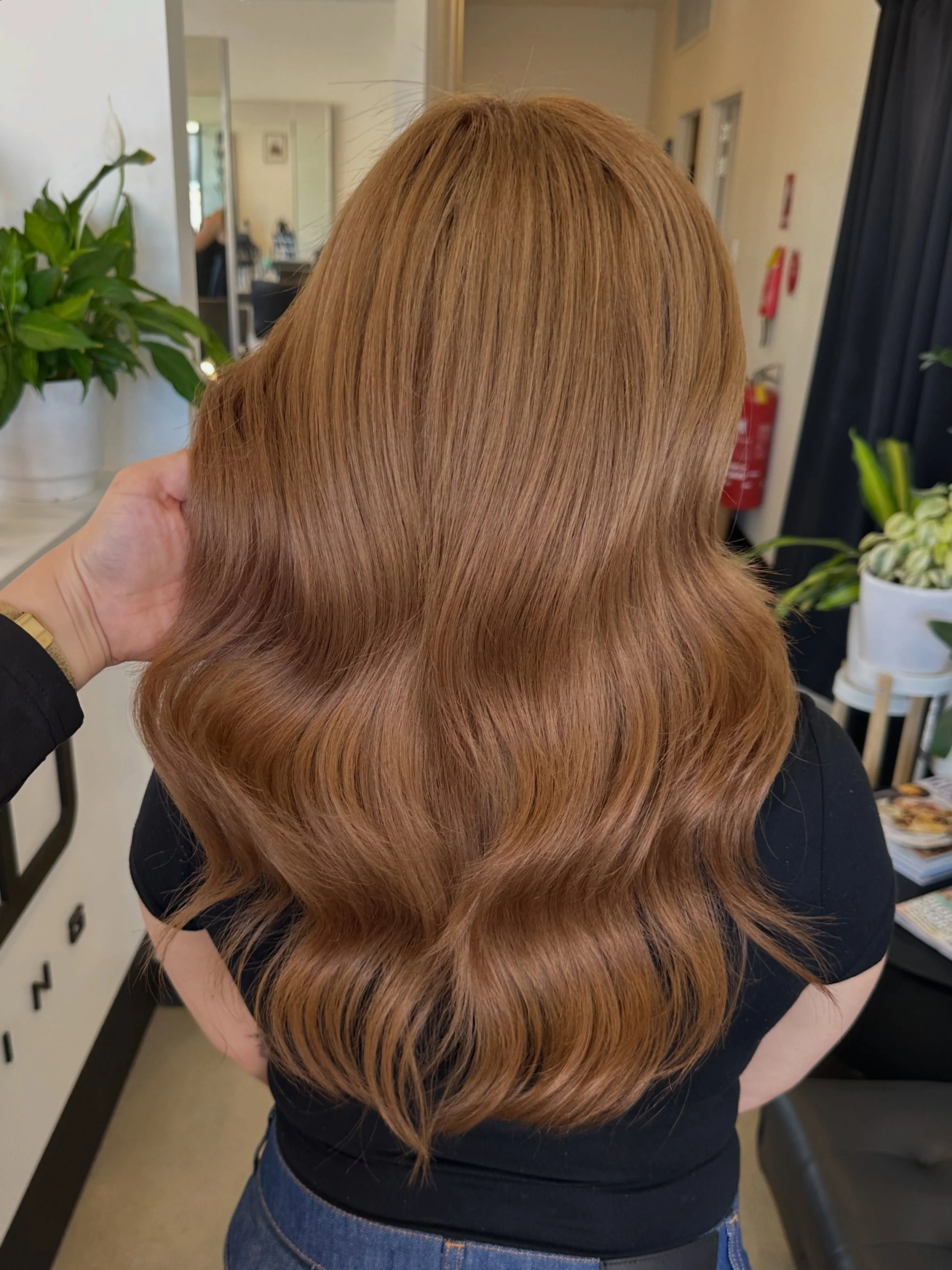 It just goes to show that you can lighten your hair without always reaching for bleach! 🙌❤️ Not every transformation needs to involve bleach, sometimes the right colour placement, technique and formula can create a beautiful, lighter result while ke