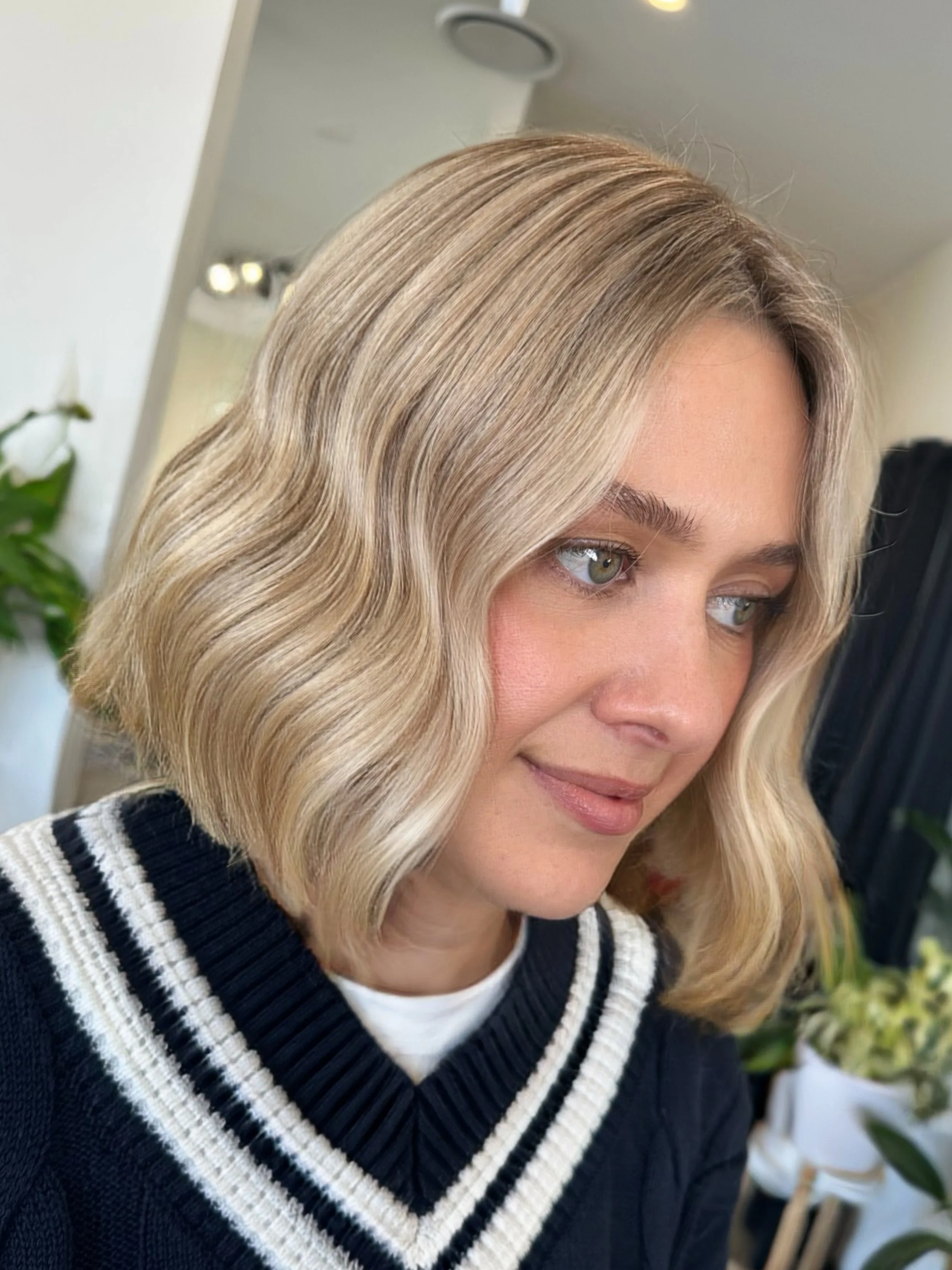 Not every blonde needs a million foils! 😂 We&rsquo;ve placed just enough in all the right spots to keep that regrowth looking soft, blended and seamless. Because sometimes&hellip; less foils, more finesse. 😉✨Soft. Creamy. Seamless. OBSESSED. 🫶💛

