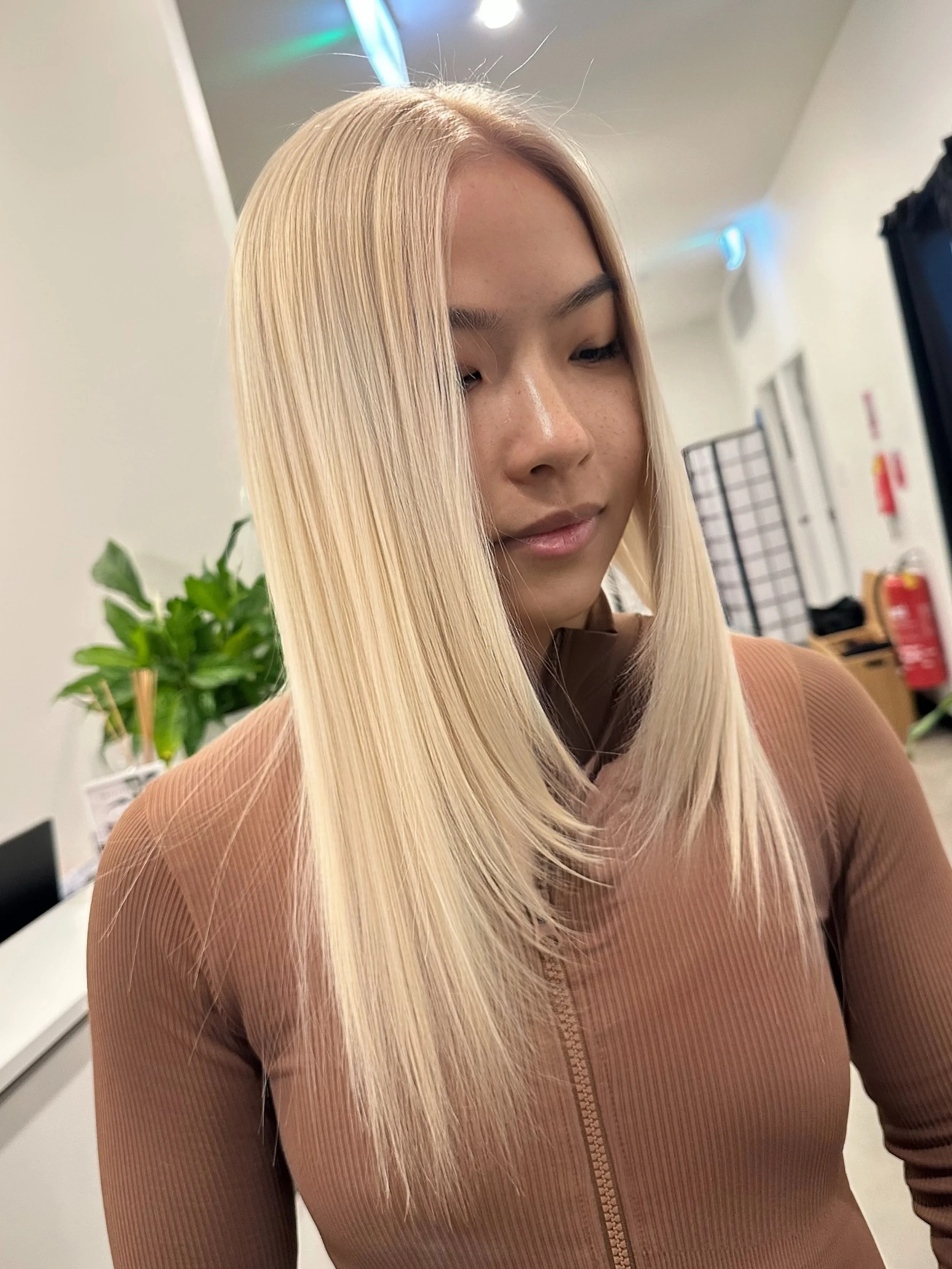 ASIAN BLONDES 🤍✨

One of the hardest colours to achieve and this one was definitely no exception. 😮&zwj;💨 For context&hellip; 8 MONTHS of regrowth and a full scalp bleach! 😳 The goal? Lift it cleanly, keep the integrity intact and create that sea