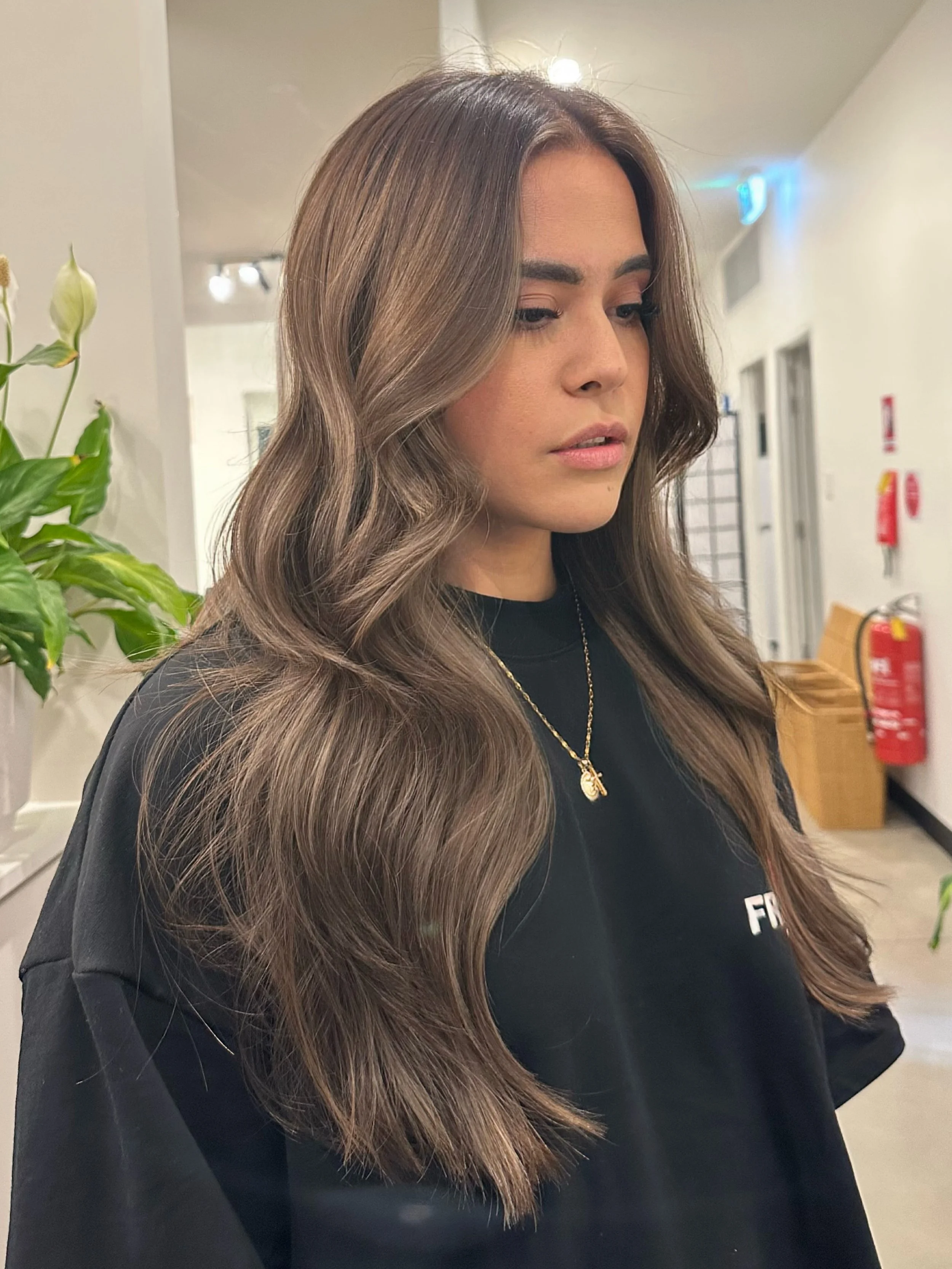 It&rsquo;s not about how many foils you place, it&rsquo;s about WHERE you place them. 😉✨Thoughtful placement is what creates the most impact, brightness and dimension for our guests without just piling in more foils.

And this beautiful BRONDE? We&r