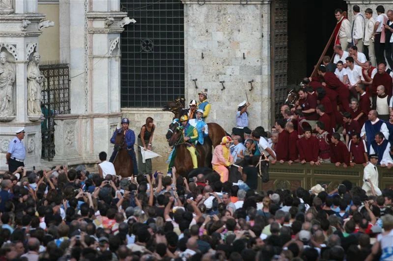 800px-Entrone_lg_palio_provenzano_2007_(68).jpg