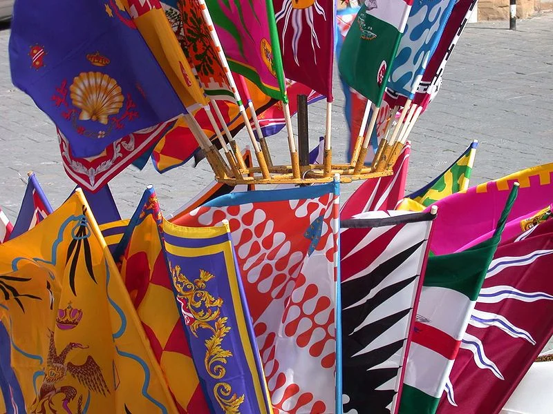 800px-Siena_Palio-Fahnen_20030815-360.jpg