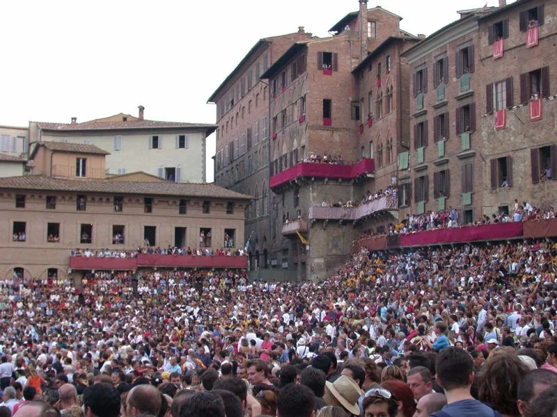 800px-Siena_Piazza_del_Campo_20030815-375.jpg
