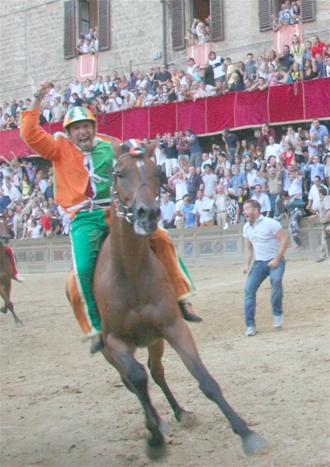 Arrivo_lg_il_palio_del_16_agosto_2006_(16).jpg