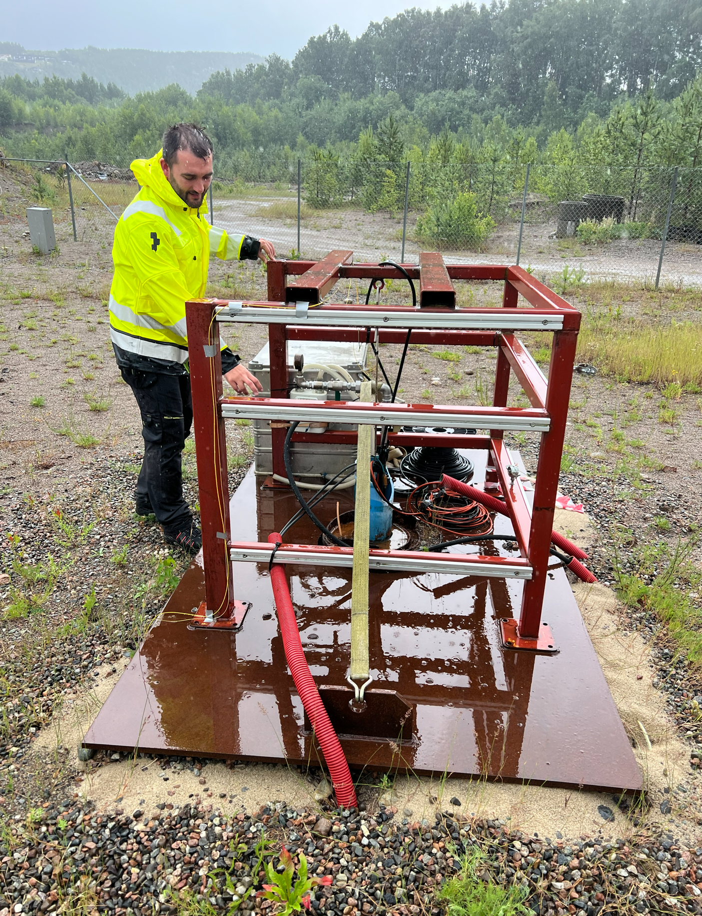 Research Scientist Marcin Duda explains how the CO2 injection modul works. Photo: Aage Stangeland
