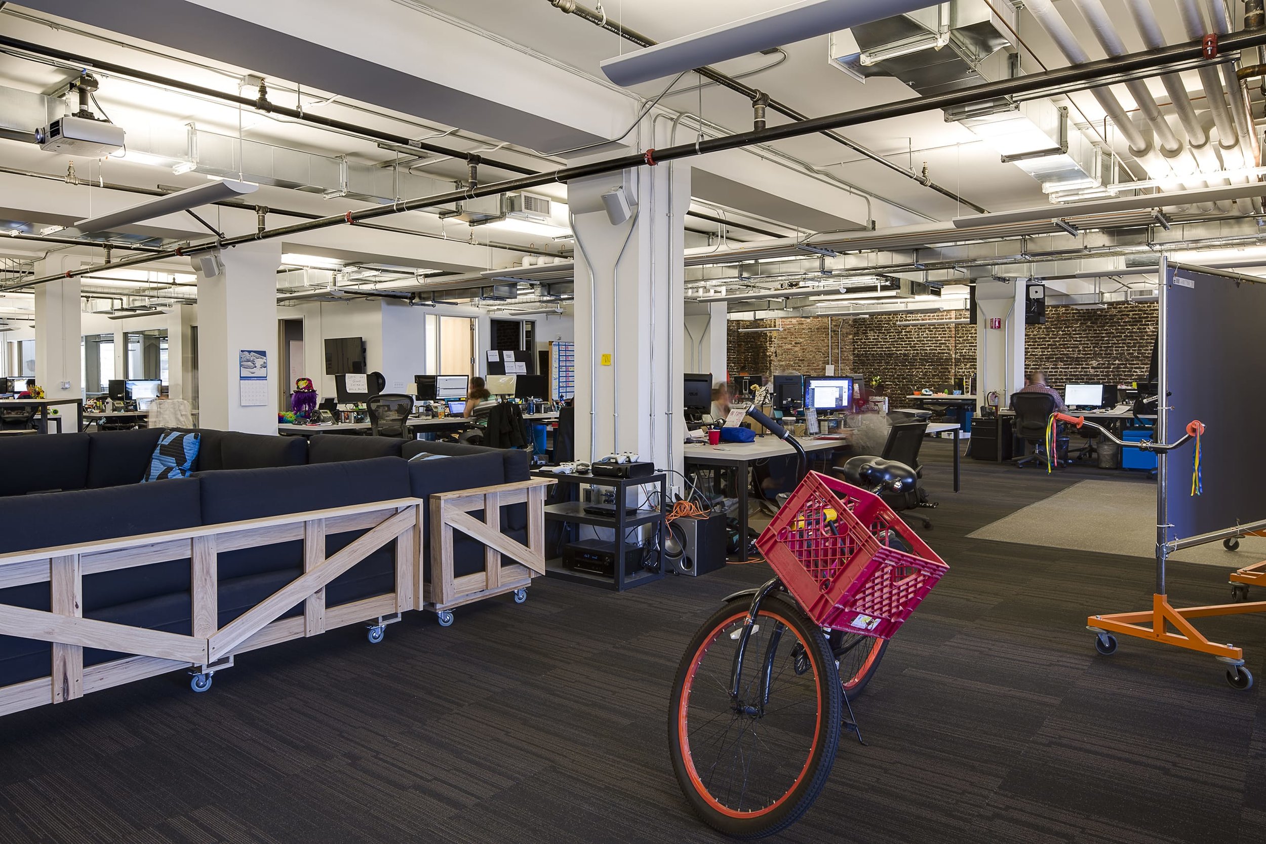 Open and collaborative work stations with office bike