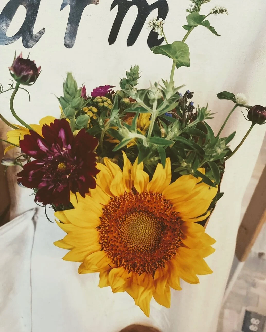 It’s time!!!! 💐 🌪 
the CSA 2021 season starts this weekend and I’m feeling ALL the feels. 
please send all the good flower energy this way please, this next three months is going to fly by 
📸: @jennieclaire / @rsboutique 2020
