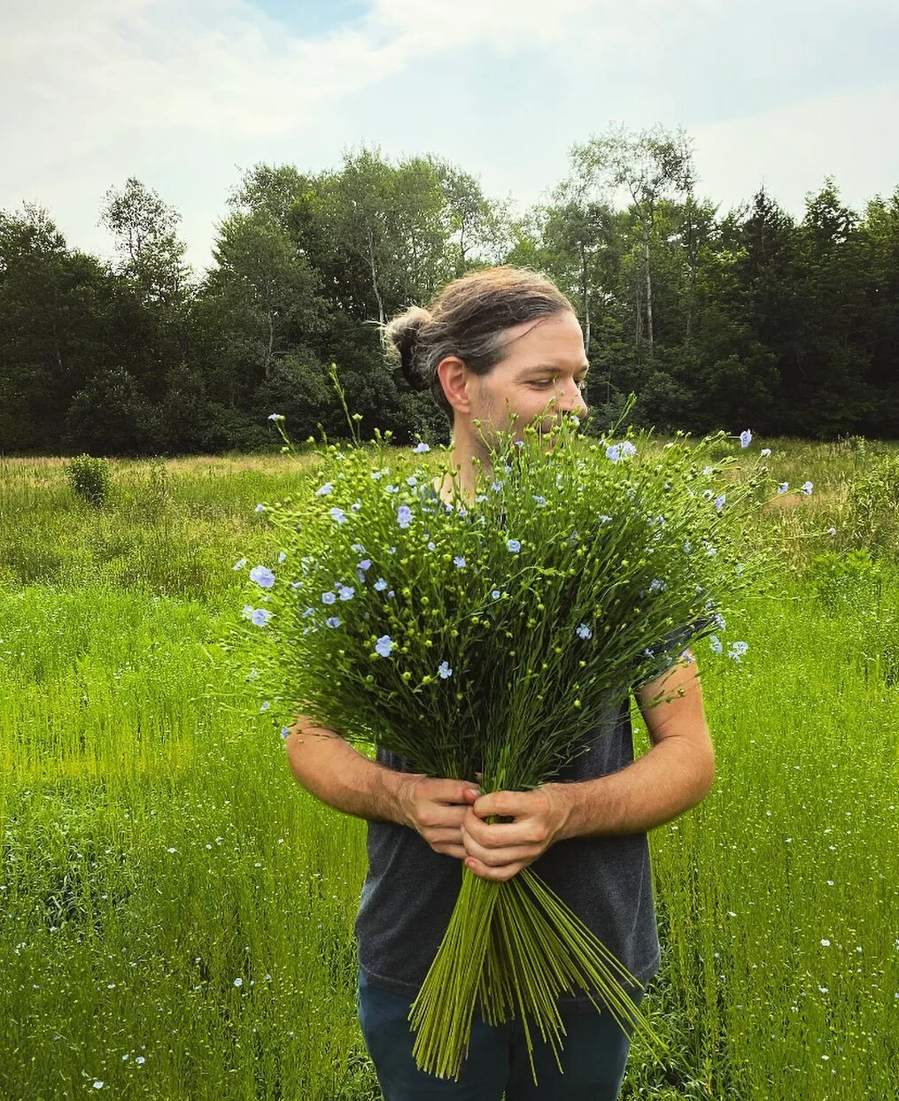 who’s on the farm wednesday?! 
it’s a thing…mostly I’m just so excited to highlight frayed knots newest steward, Jules ✨
dear friend, confidant, tarot guide, herbalist, one of the kindest souls you will ever meet and dedica