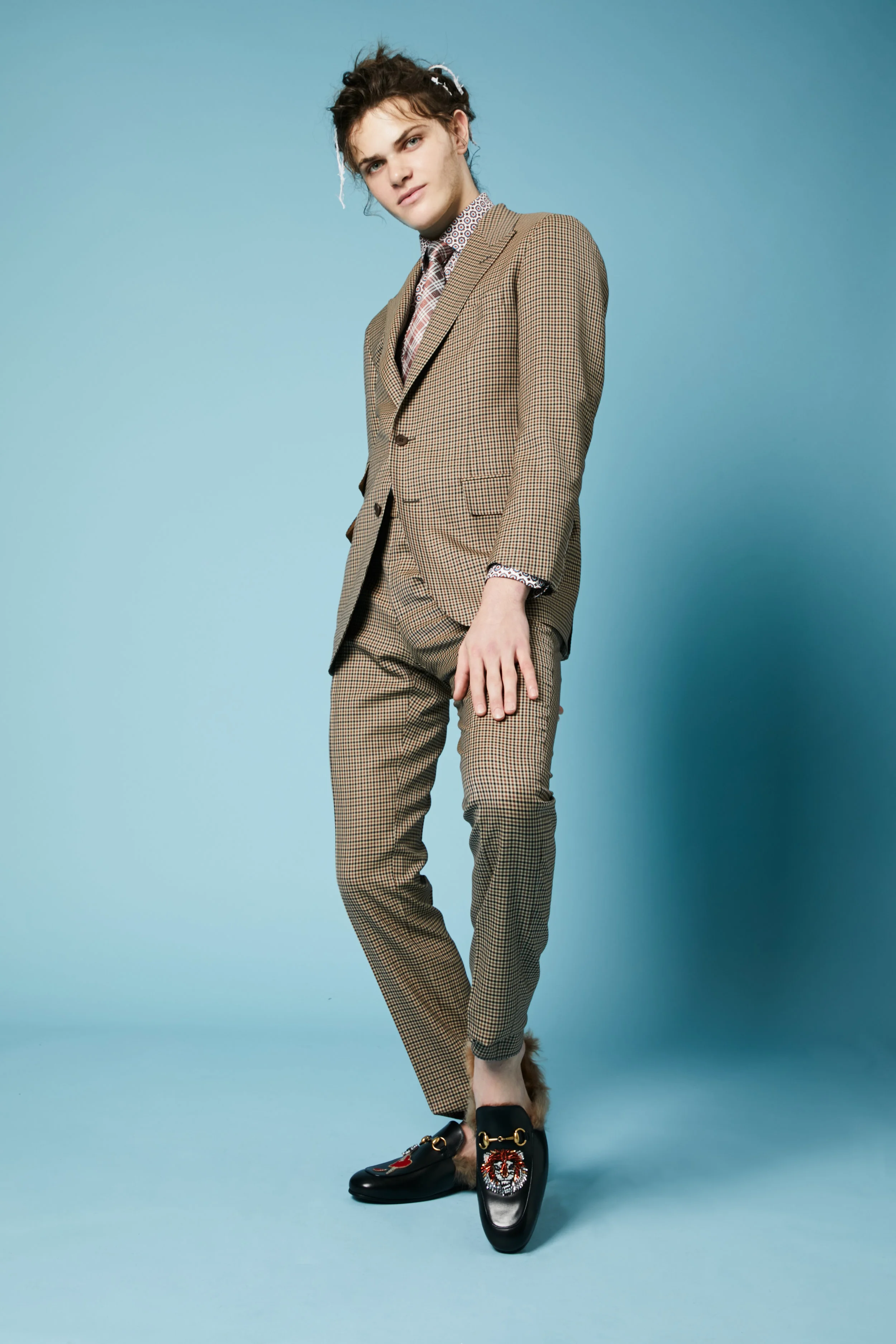 JACKET CAMOSHITO UNITED ARROW, TROUSERS CAMOSHITO UNITED ARROW, TIE TOM FORD, SHIRT UNITED ARROW, SLIPPERS GUCCI
