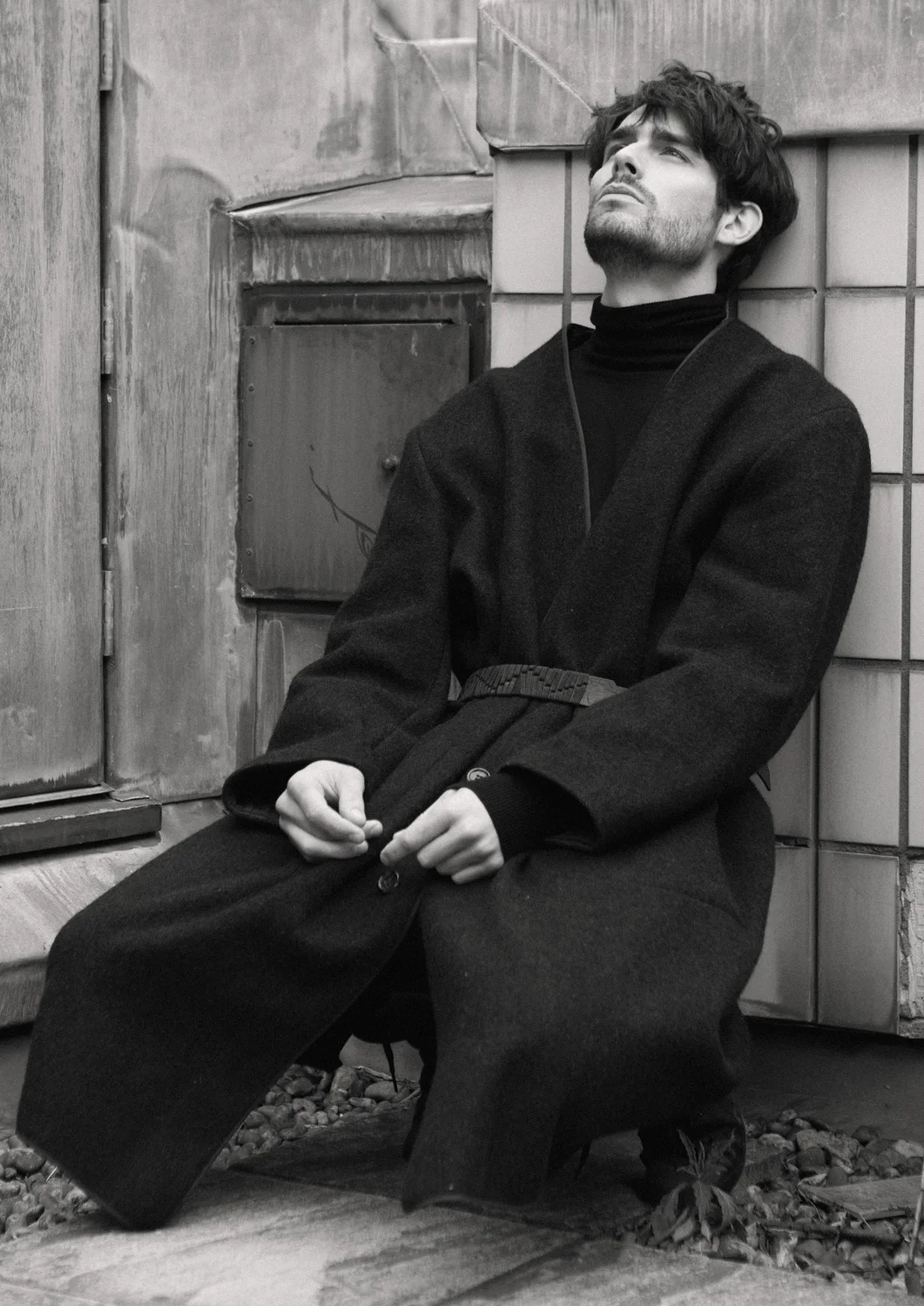 Coat Comme des Garcon, Black shirt Zara, Trousers All Saints, Shoes Uniqlo, Belt Lanvin