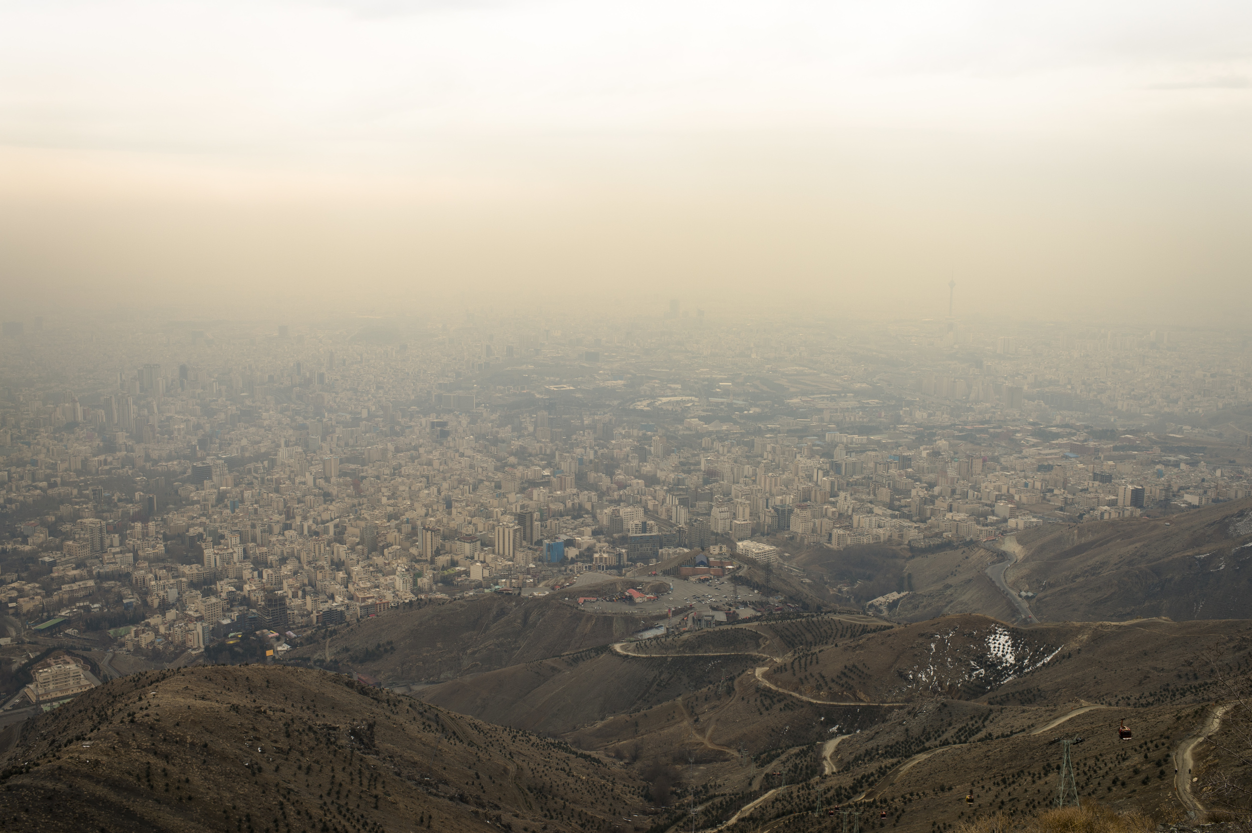  Everywhere in Tehran they emblazoned on the facades: Paradise idylls, kitschy images with the promise that in the middle of this smog-plagued capital still such a thing can exist as beauty.    