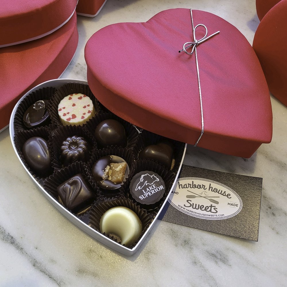 Heart+shaped+box+of+assorted+chocolates+2022.jpg