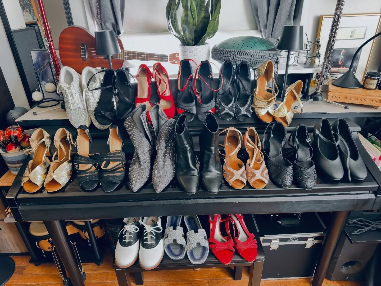 How the heck did a barefoot loving girl end up with this going on?? Oh wait&hellip;👠❤️🎤#simplythebest #tinaturner #shoe