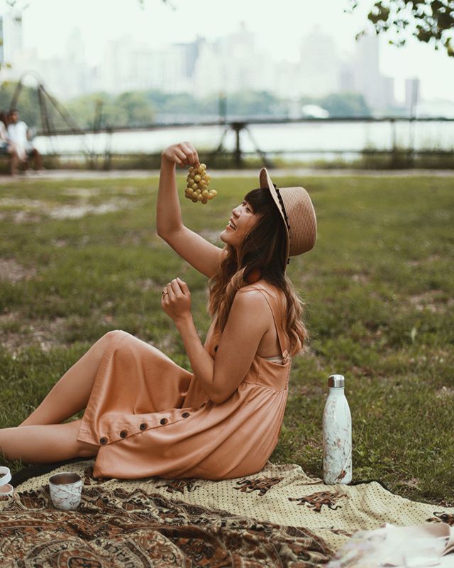 Crushing two bottles of ros&eacute; in the park before you snap photos means you end up insisting that the grapes 🍇 pose with you too. 🥂 Cheers to @swellbottle for making a 25 oz bottle to hold an entire bottle of ros&eacute;. 🙏🏻 || #SwellBottle 