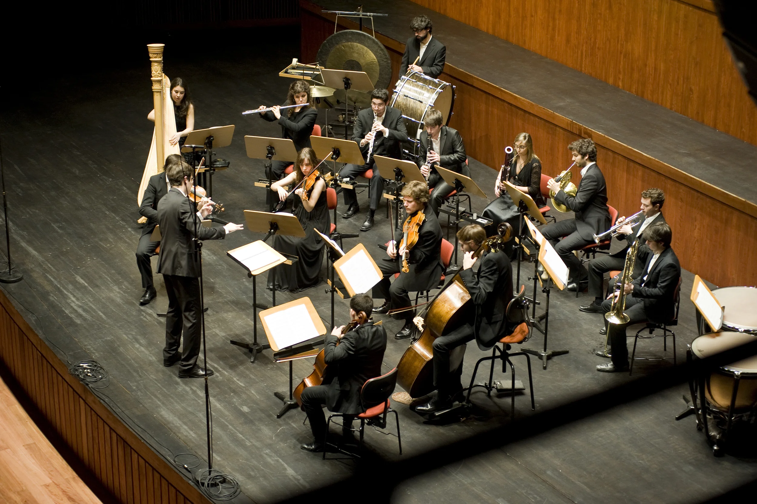 Orquestra XXI a interpretar a versão de Iain Farrington da 1ª Sinfonia de Mahler na reabertura do Grande Auditório da Fundação Calouste Gulbenkian, em Fevereiro de 2014 (c) Márcia Lessa